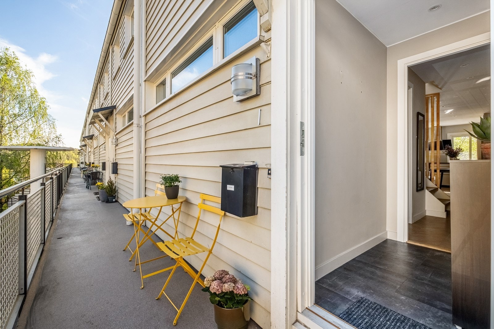 Inngangsparti med liten sitteplass. Galleribilde