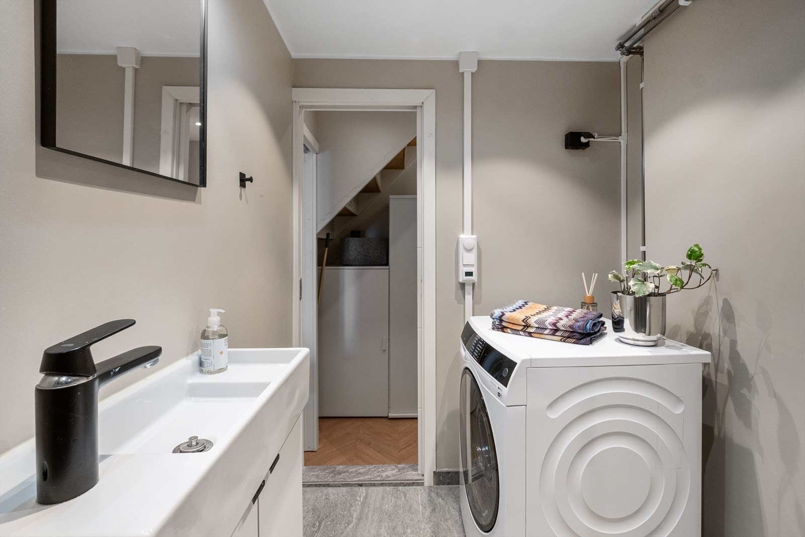Pent flislagt bad med elektriske varmekabler i gulv og downlights i himling. Badet ble modernisert i 2020. Galleribilde