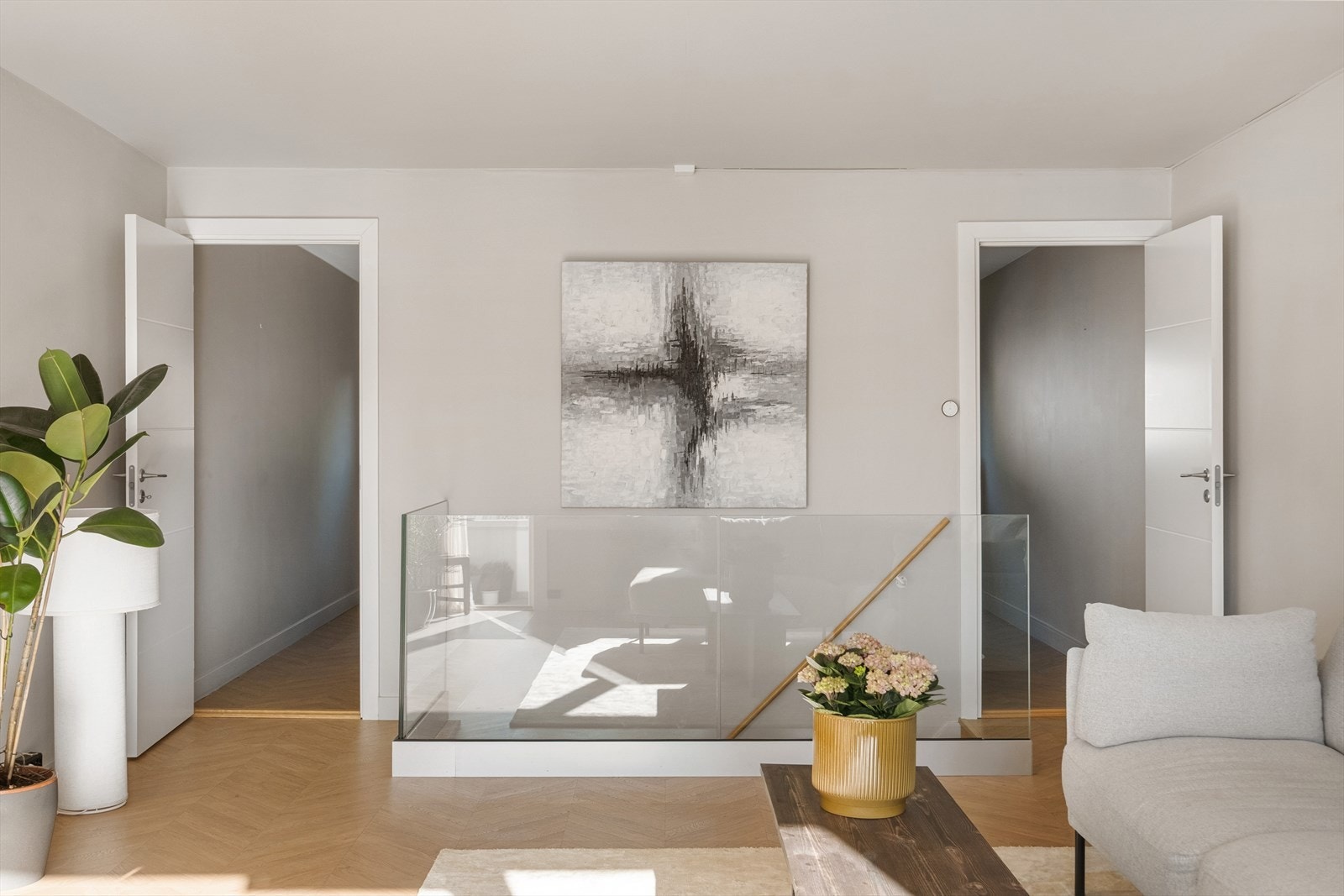 Fra stuen har du adkomst til to av boligens tre soverom. Galleribilde