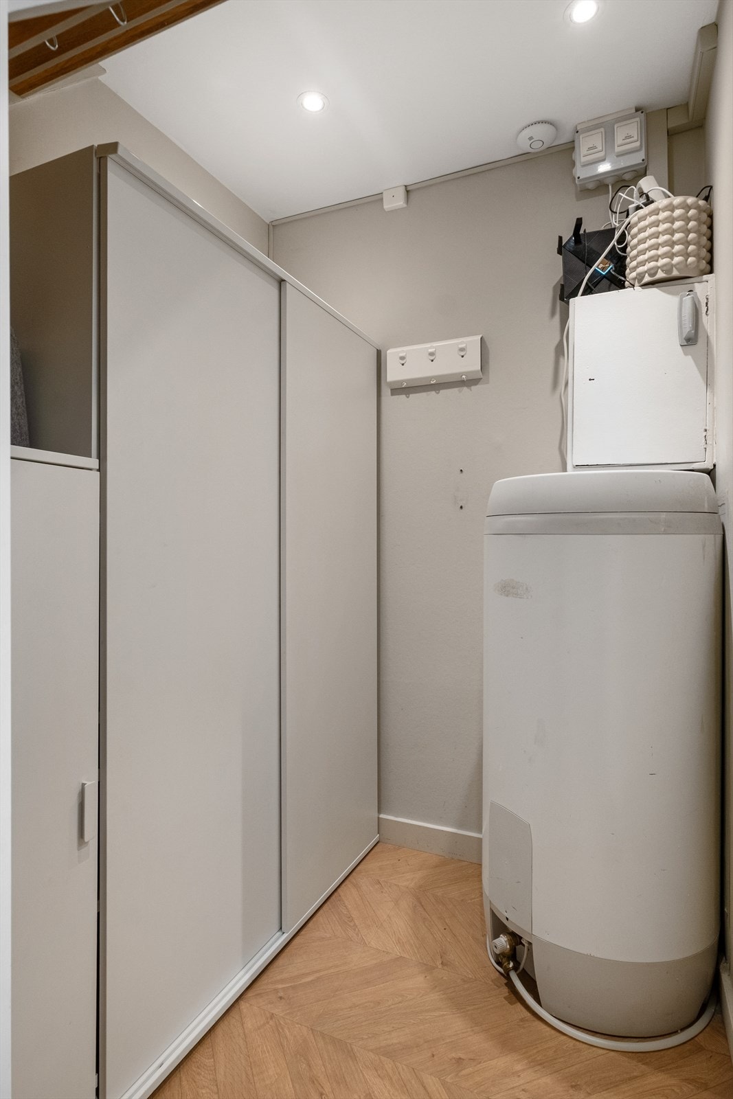 Leiligheten har en praktisk innebod med lagringsplass. I tillegg disponeres en kjellerbod. Galleribilde