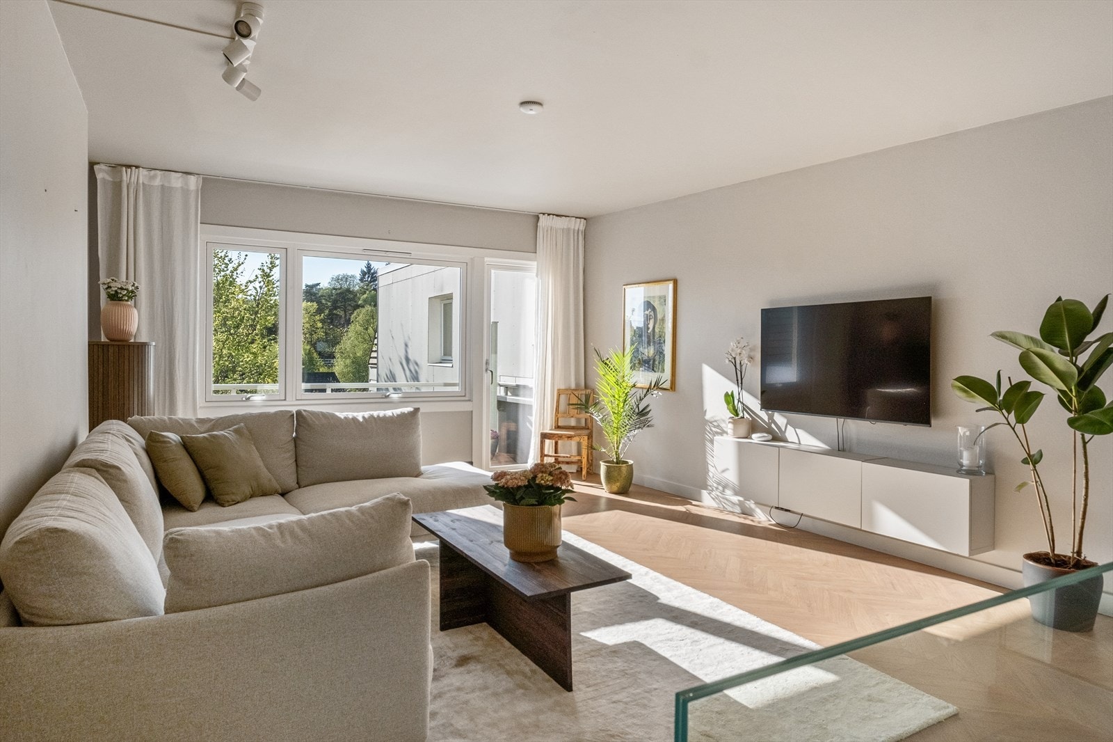 Velkommen til Bestumveien 2L - Moderne 4-roms leilighet over 2 plan - Vestvendt balkong med sjøutsikt - 3 soverom - Fiskebensparkett - Oppgradert 2020. Foto: Rullende Fotograf Galleribilde