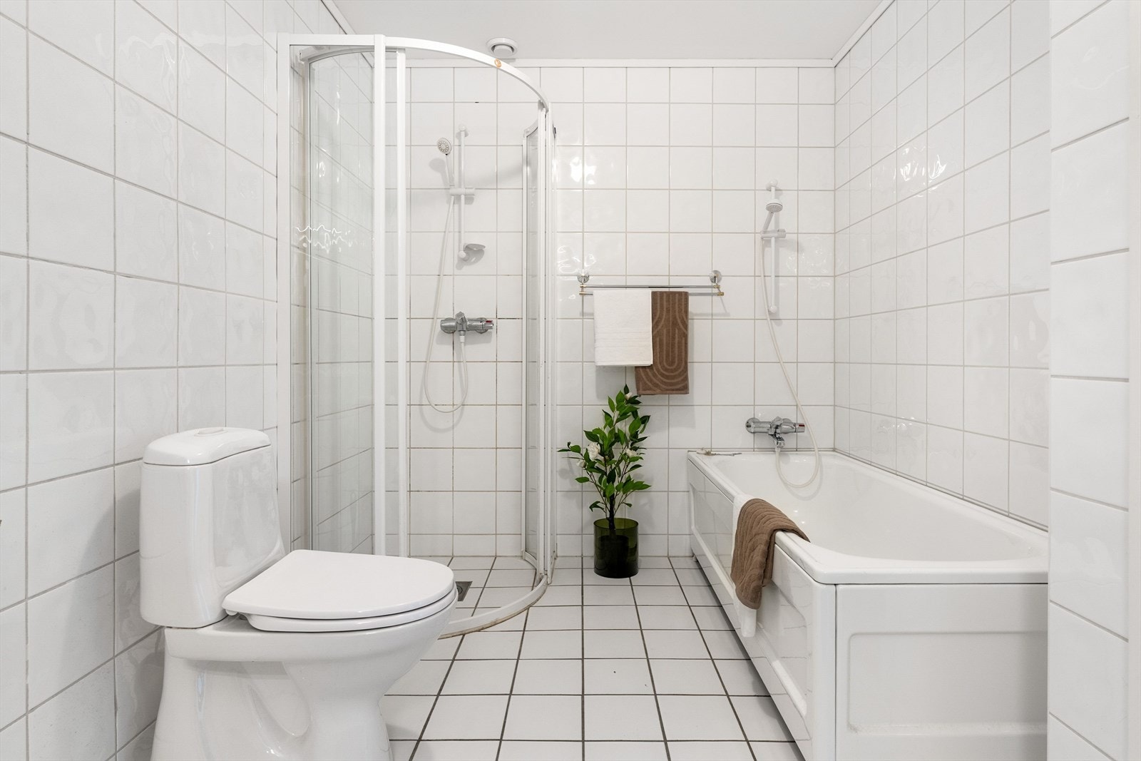 Rommet er utstyrt med badekar, dusjhjørne, toalett og et romslig baderomsmøbel med god oppbevaringsplass. Galleribilde