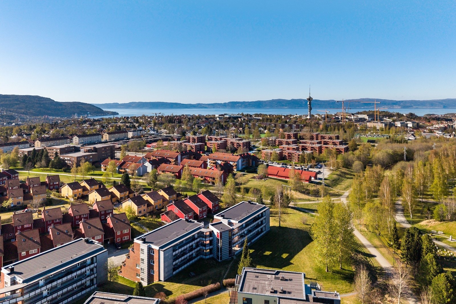 Beliggenheten er tilbaketrukket fra den travle bykjernen, samtidig som alle nødvendige hverdagsfasiliteter ligger innen kort rekkevidde. Galleribilde