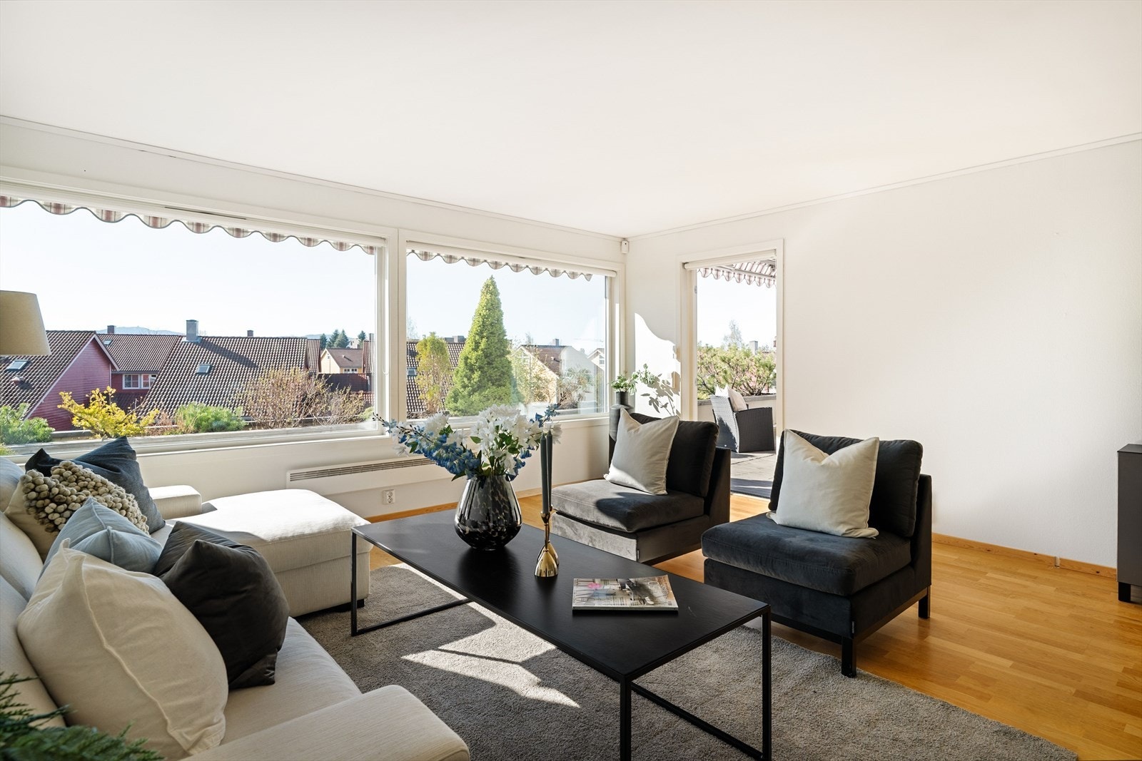 Fra stuen er det utgang til en herlig, vestvendt terrasse på 24 kvm. Galleribilde