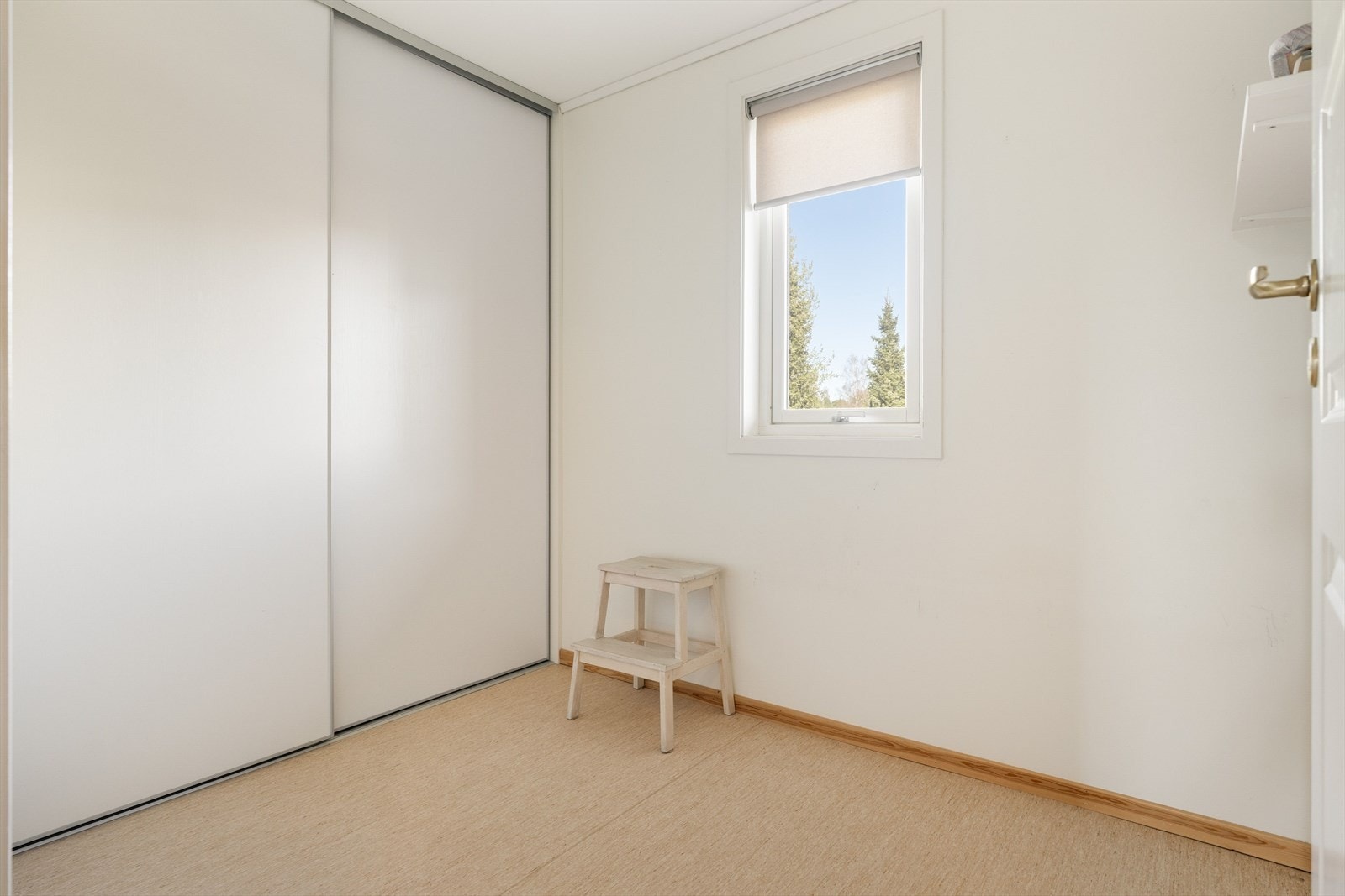 Fra vaskerommet er det videre adkomst til en innvendig bod med skyvedørsgarderobe. Utover dette disponerer leiligheten tre eksterne boder med et samlet areal på 23 kvm. Galleribilde