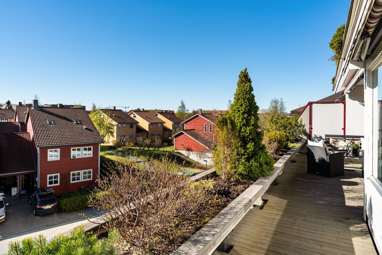 Terrassen har rikelig med plass til ønsket utemøblement og fremstår som en naturlig forlengelse av stuen. Terrassen er delvis overbygd og er utstyrt med elektriske markiser. Galleribilde