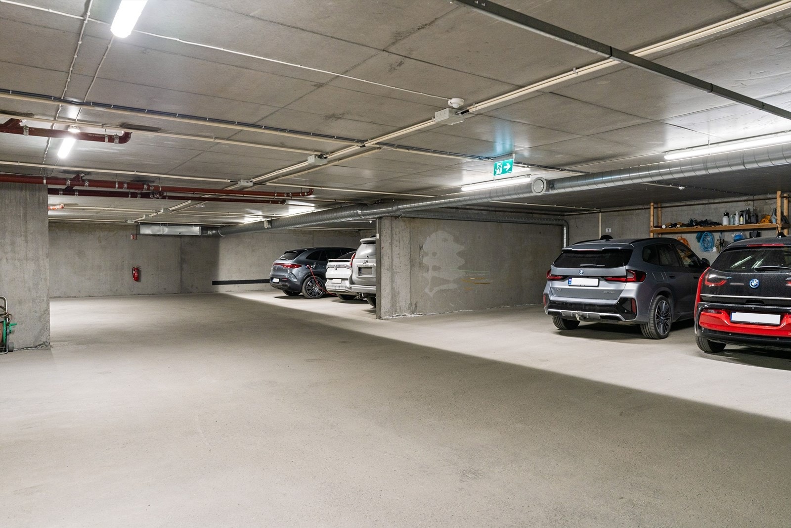 Bilen parkeres på egen plass i felles parkeringskjeller, hvor det er etablert elbillader. Galleribilde
