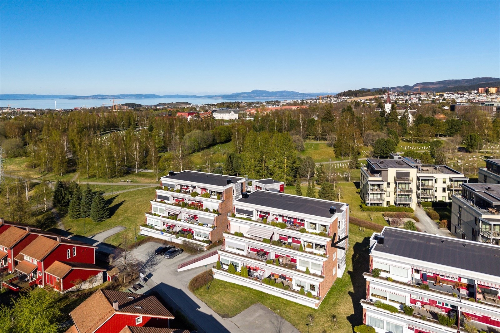 Leiligheten fremstår som lettstelt og praktisk, med heisadkomst og parkering i garasjeanlegg med elbillader. Sameiet ligger innerst i en blindveg uten gjennomgangstrafikk. Galleribilde