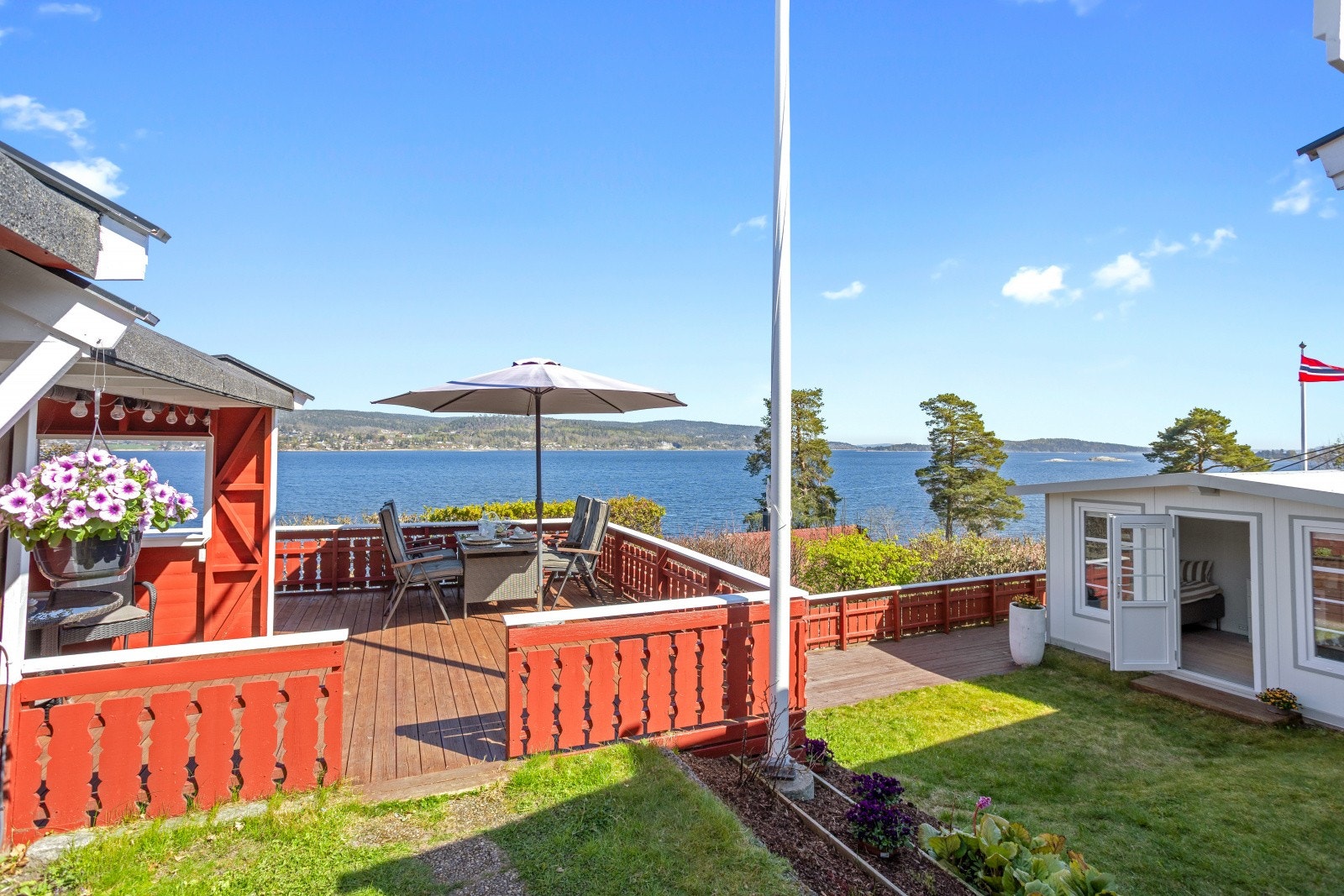 Uteområdet byr på flere soner, med en terrasse med sjøutsikt og et praktisk anneks. "Se pkt ferdigattest" Galleribilde