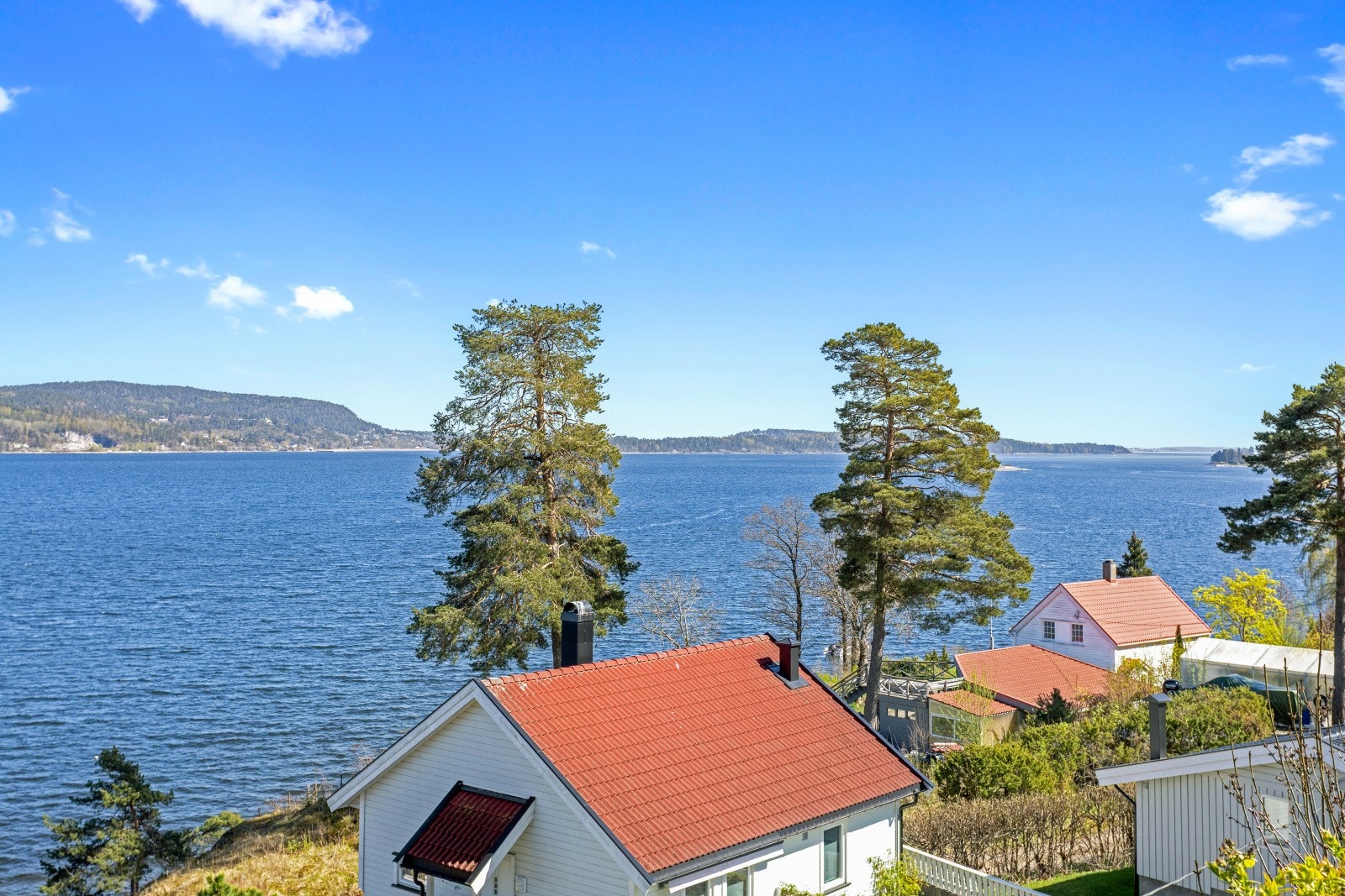 Eiendommen ligger i et område kjent for rolige omgivelser og gode solforhold. Galleribilde