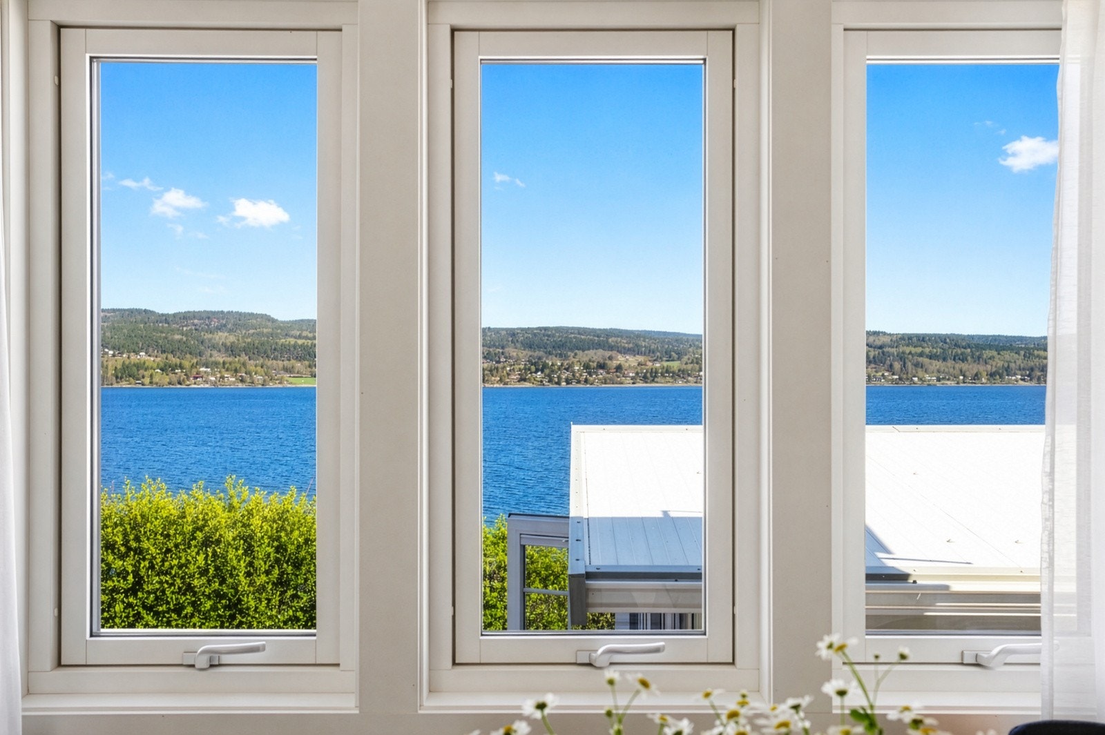 Vinduer av treverk med 2-lags glass. Galleribilde