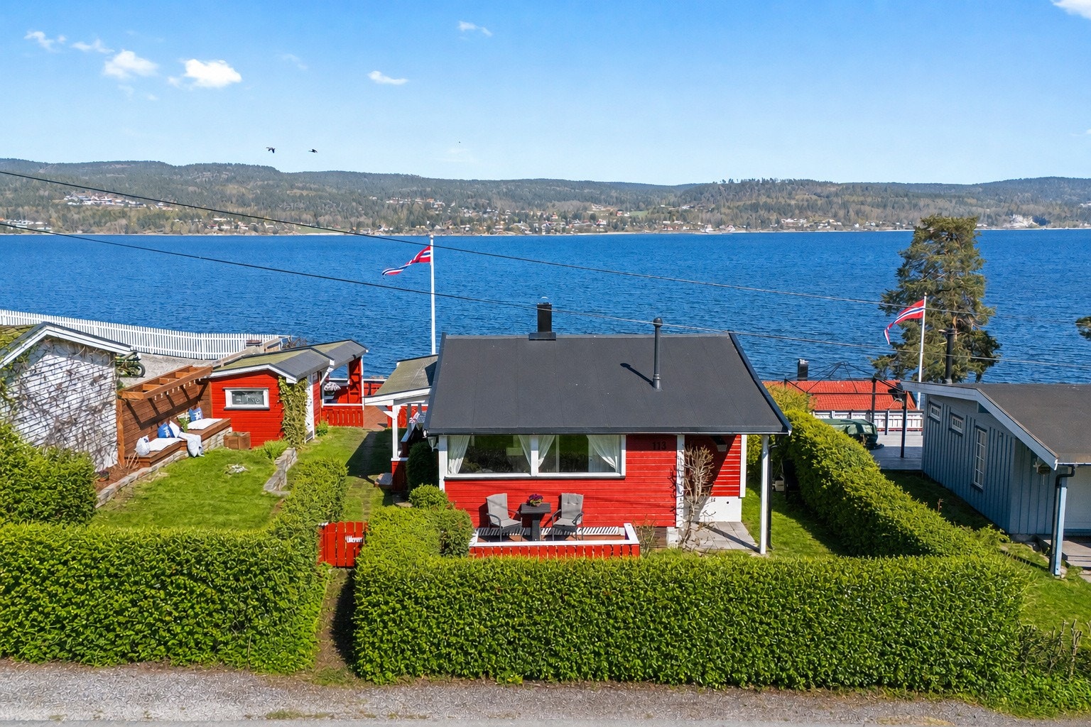 Eiendommen har en idyllisk og sjønær beliggenhet i et etablert hytteområde, med flott utsikt over fjorden. Galleribilde