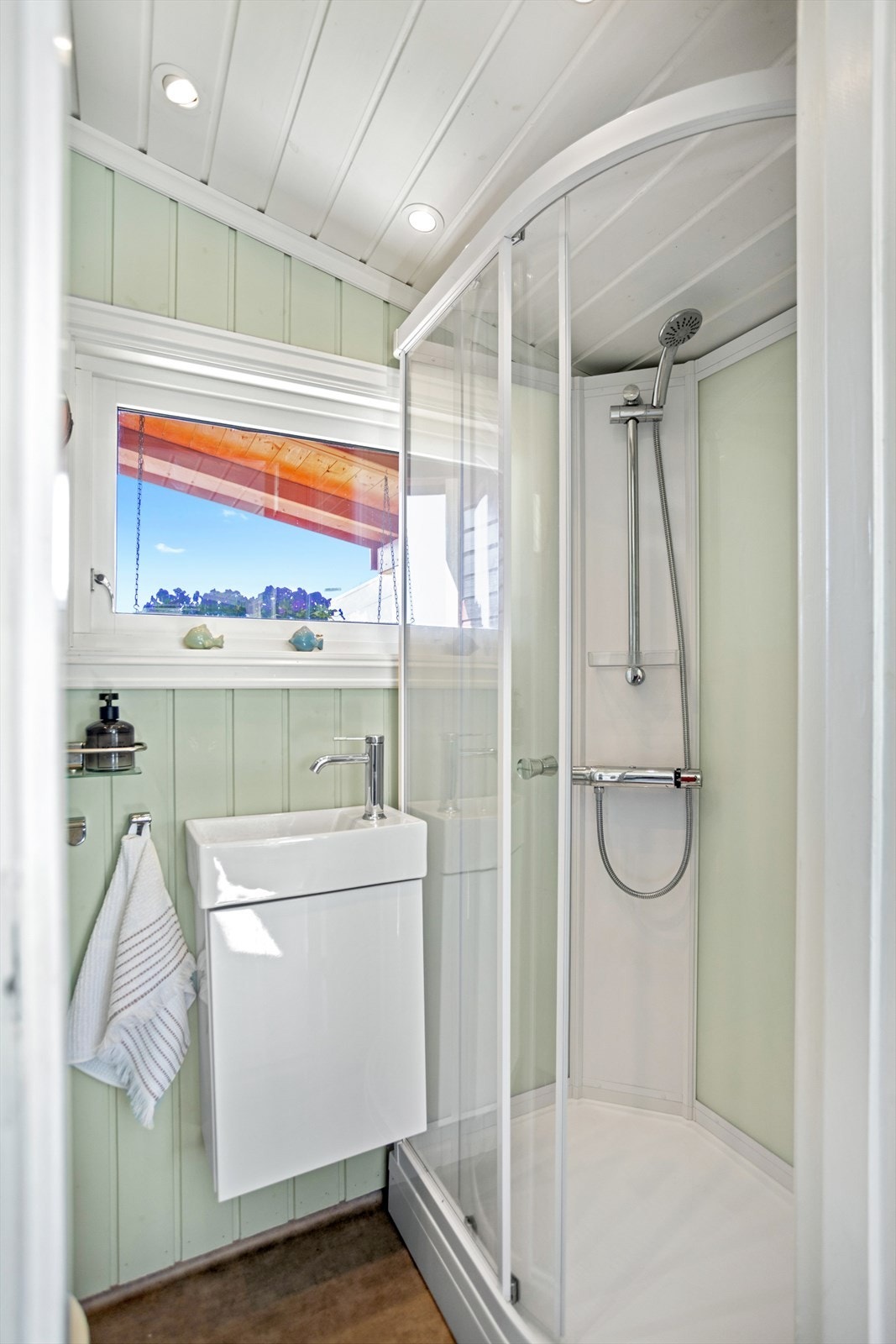 Badet ble oppgradert i 2021 og inneholder dusjkabinett og servant. Galleribilde