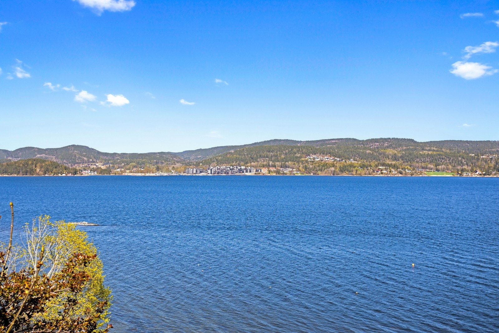 Med båt er det korte avstander til populære sommerdestinasjoner som Holmsbu, Rødtangen og Holmestrand. Galleribilde