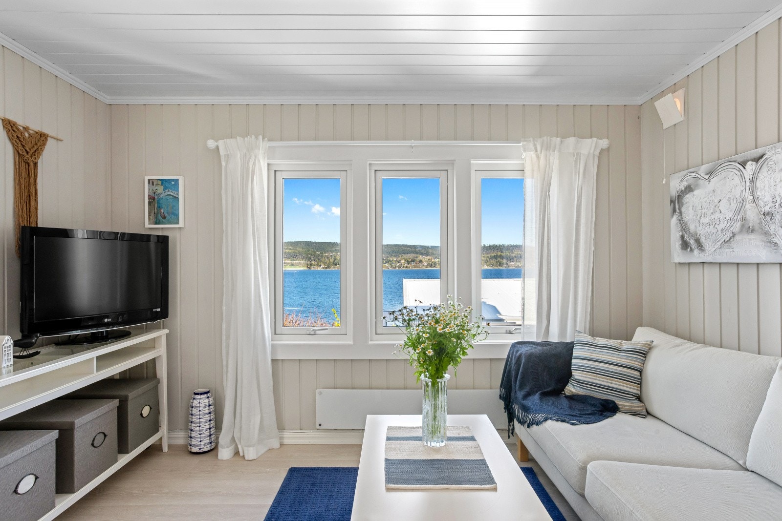 Store stuevinduer rammer inn den flotte utsikten over fjorden. Galleribilde