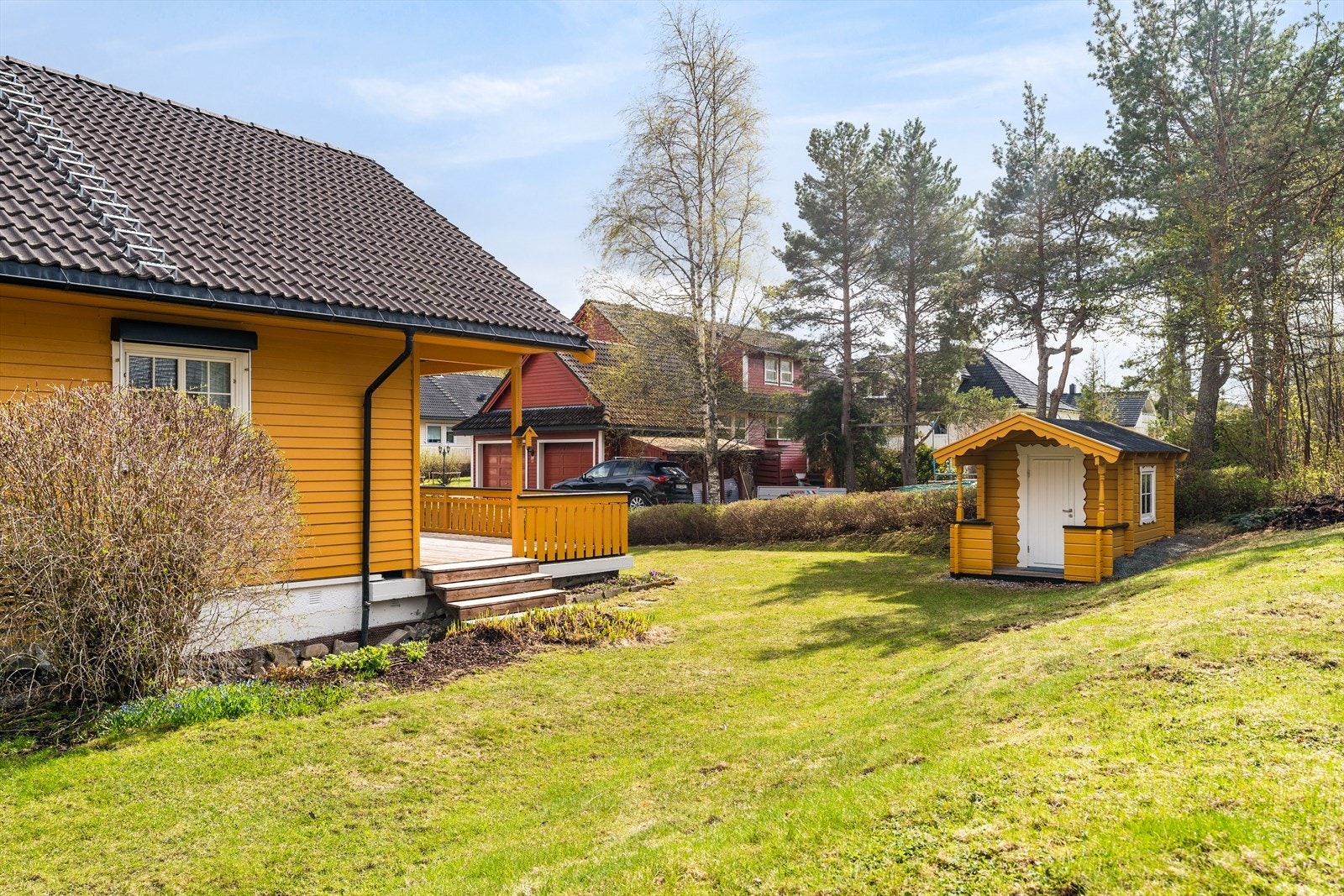 Uteområdet er stort og pent opparbeidet. Det er også oppført et dukkehus for lek og morro. Galleribilde