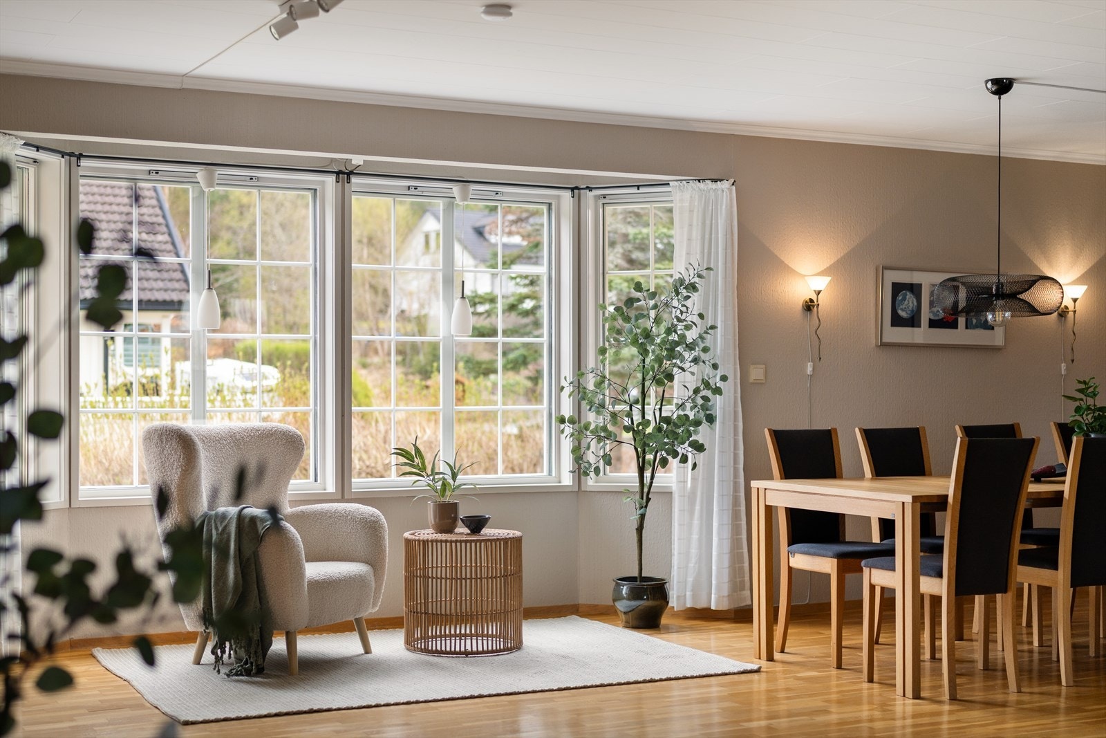 Store og flotte vindusflater som slipper inn godt med dagslys. Galleribilde