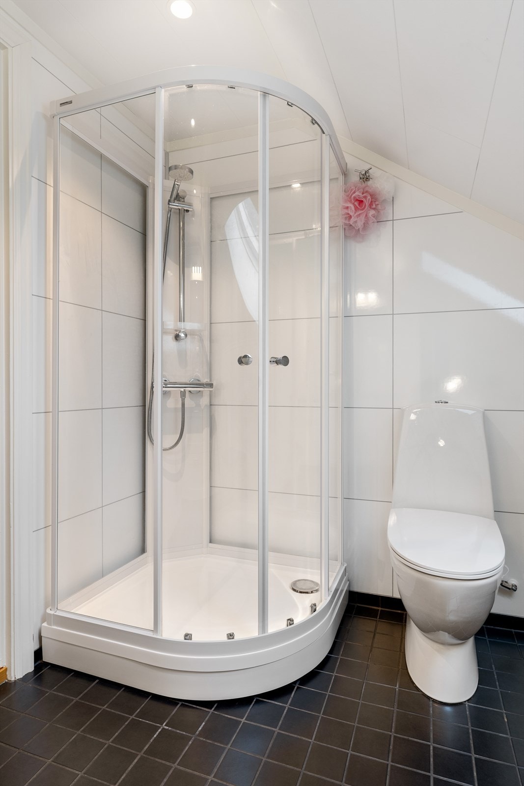Badet inneholder dusjkabinett, servant, speil og wc. Galleribilde