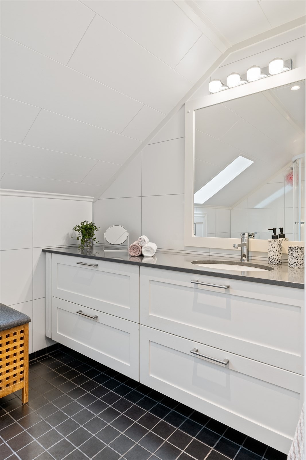 Badet har gode skap- og oppbevaringsmuligheter. Galleribilde