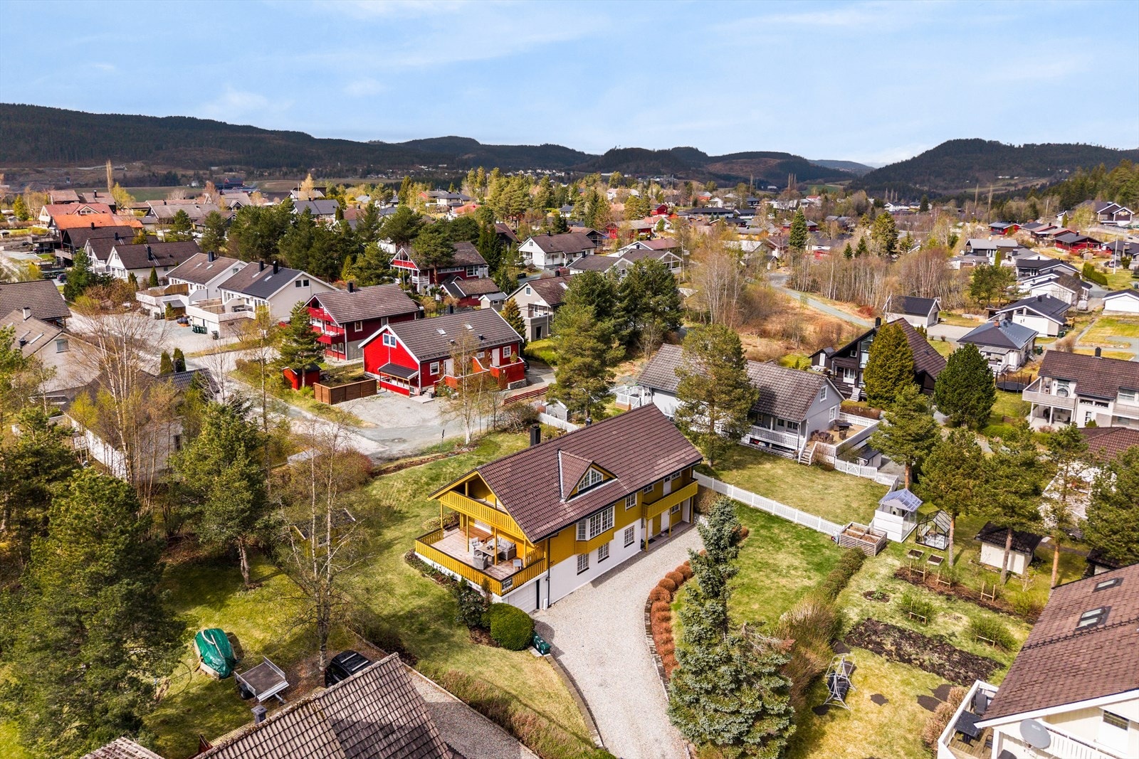 Boligen ligger i et rolig og barnevennlig nabolag, med kort vei til skoler og idrettsanlegg. Galleribilde
