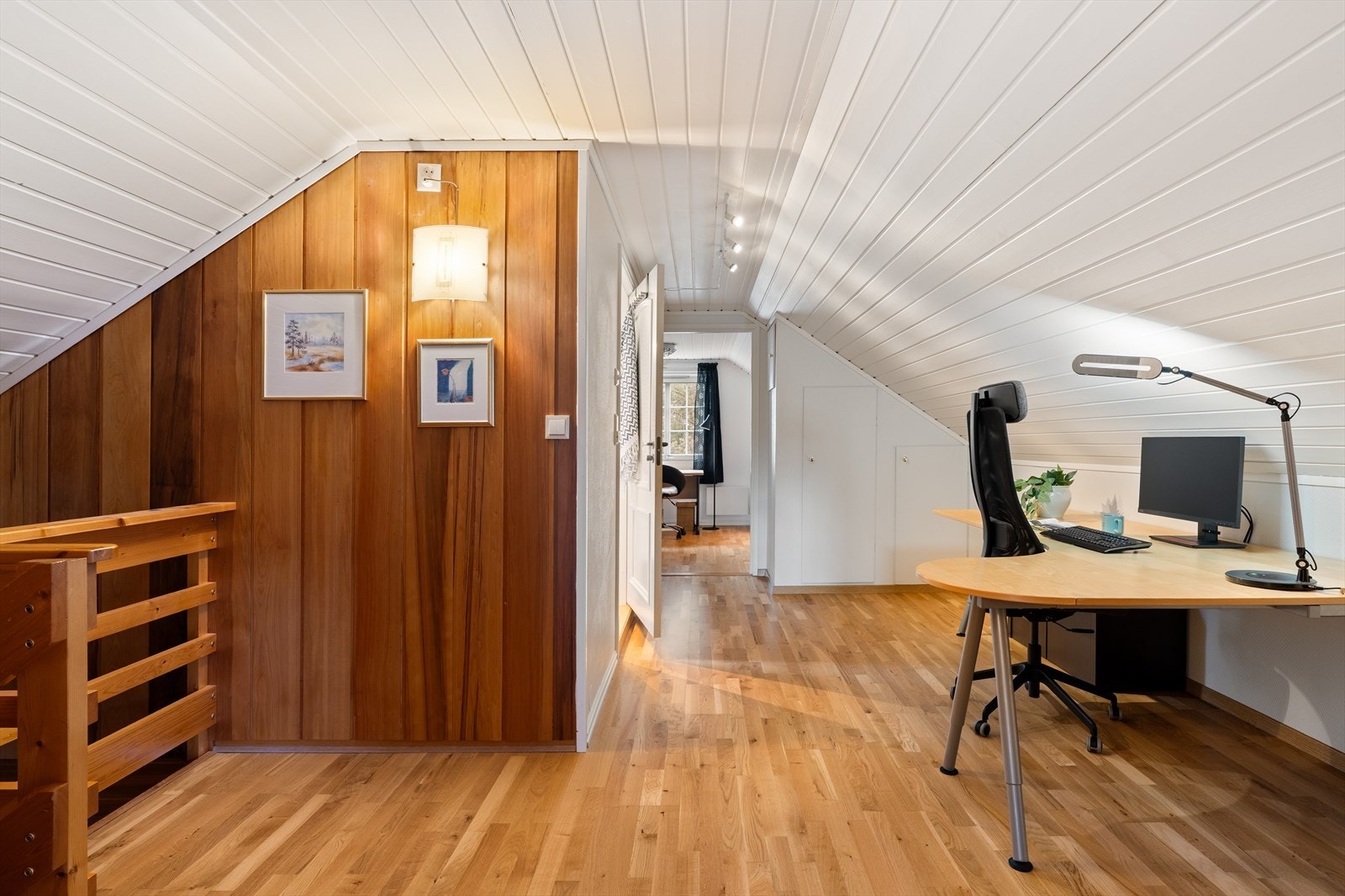 Når man kommer opp trappen, møter man en gang på 13,5 m² med gode møbleringsmuligheter. Galleribilde