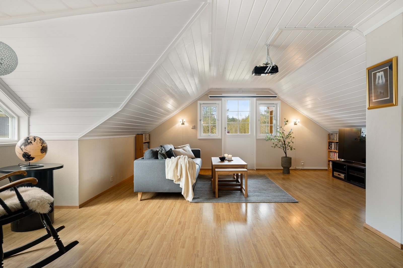 Loftstuen er på 30 m². Også her har man en egen balkong på 12 m². Galleribilde