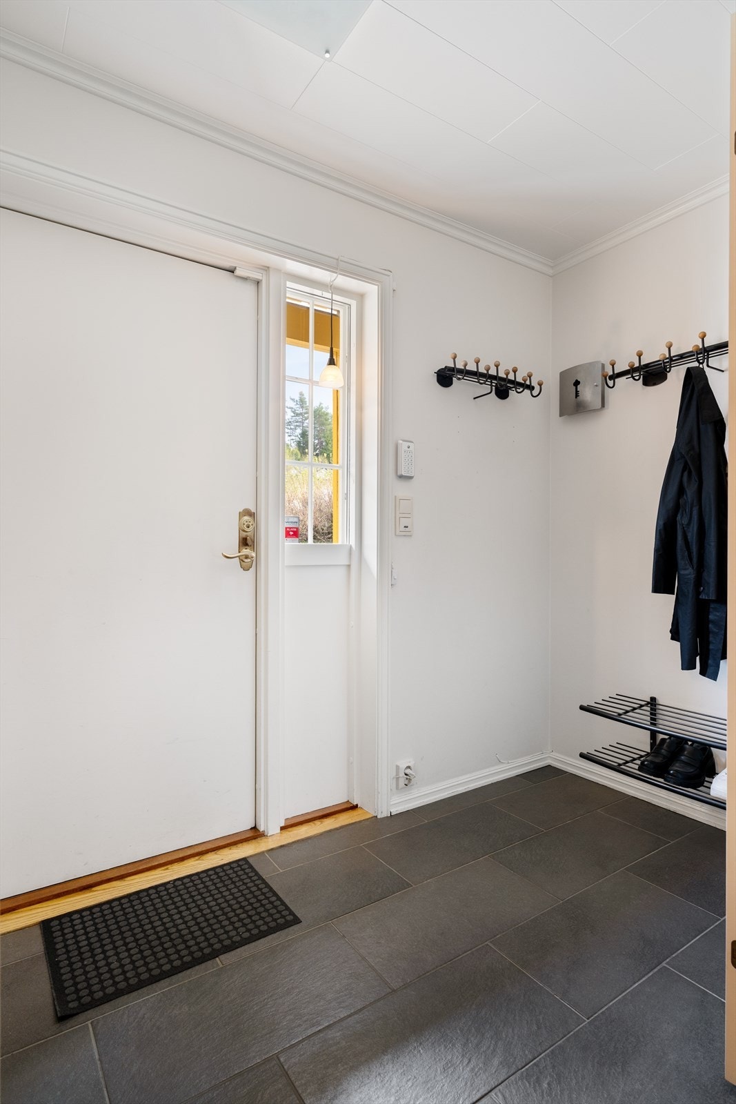 Den andre døren leder inn til en gang med god plass til yttertøy og sko. Galleribilde