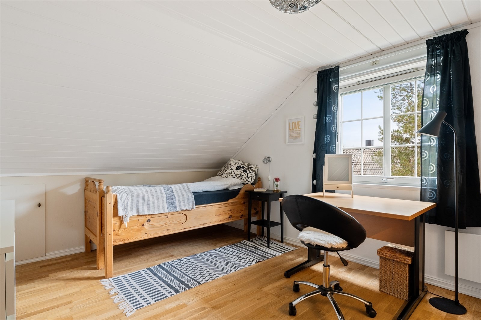 Soverom i loftetasjen på 12 m². Galleribilde