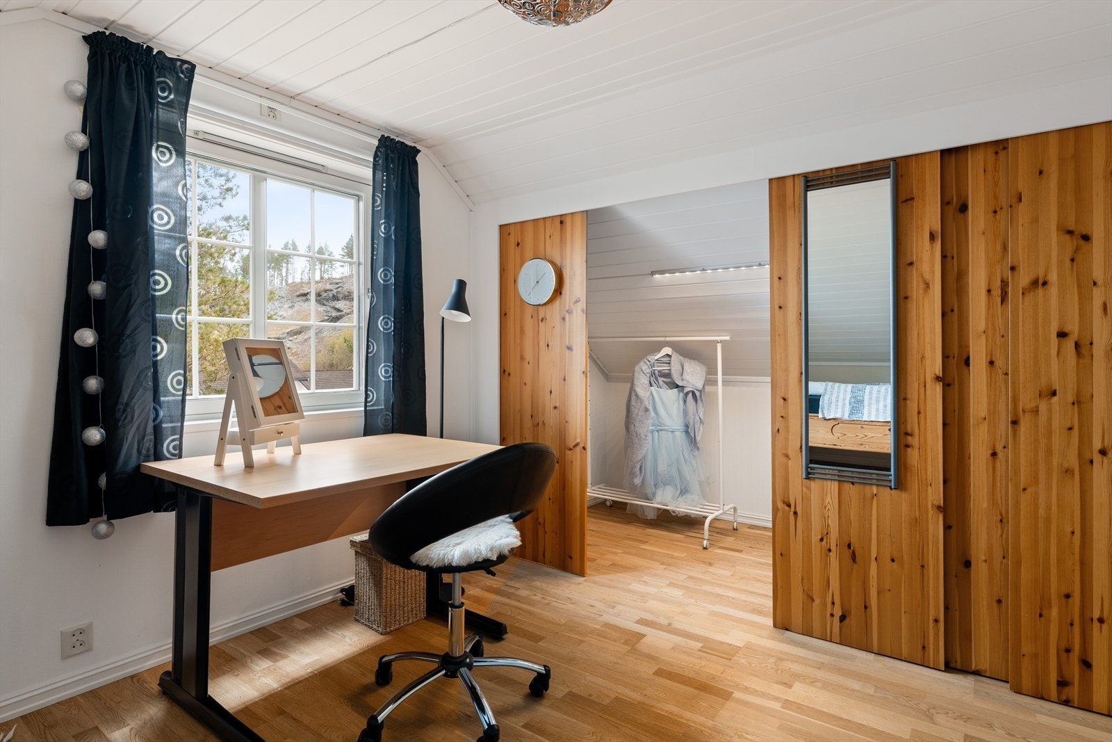 Delvis innebygd garderobeløsning med skyvedører og plass til skrivebord. Galleribilde