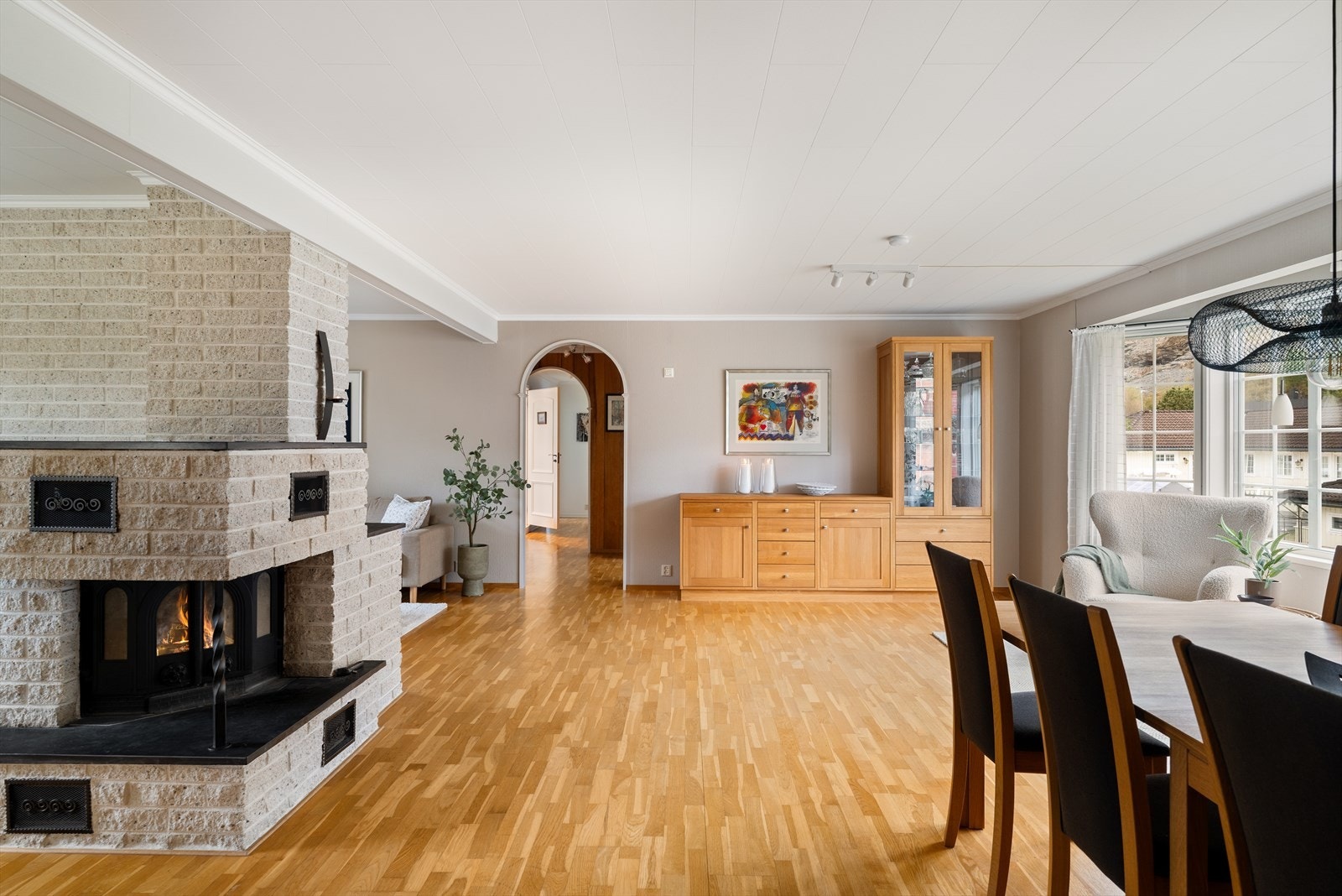 Planløsningen gjør det enkelt å etablere flere soner i stuen, tilpasset ulike behov. Galleribilde