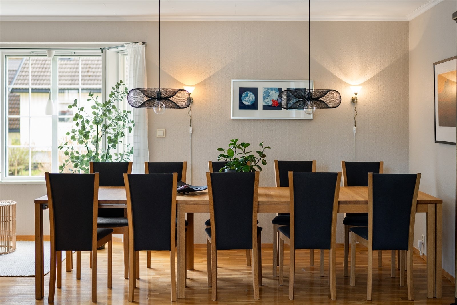 Stuen har god plass til en stor spisegruppe, perfekt for sosiale sammenkomster. Galleribilde