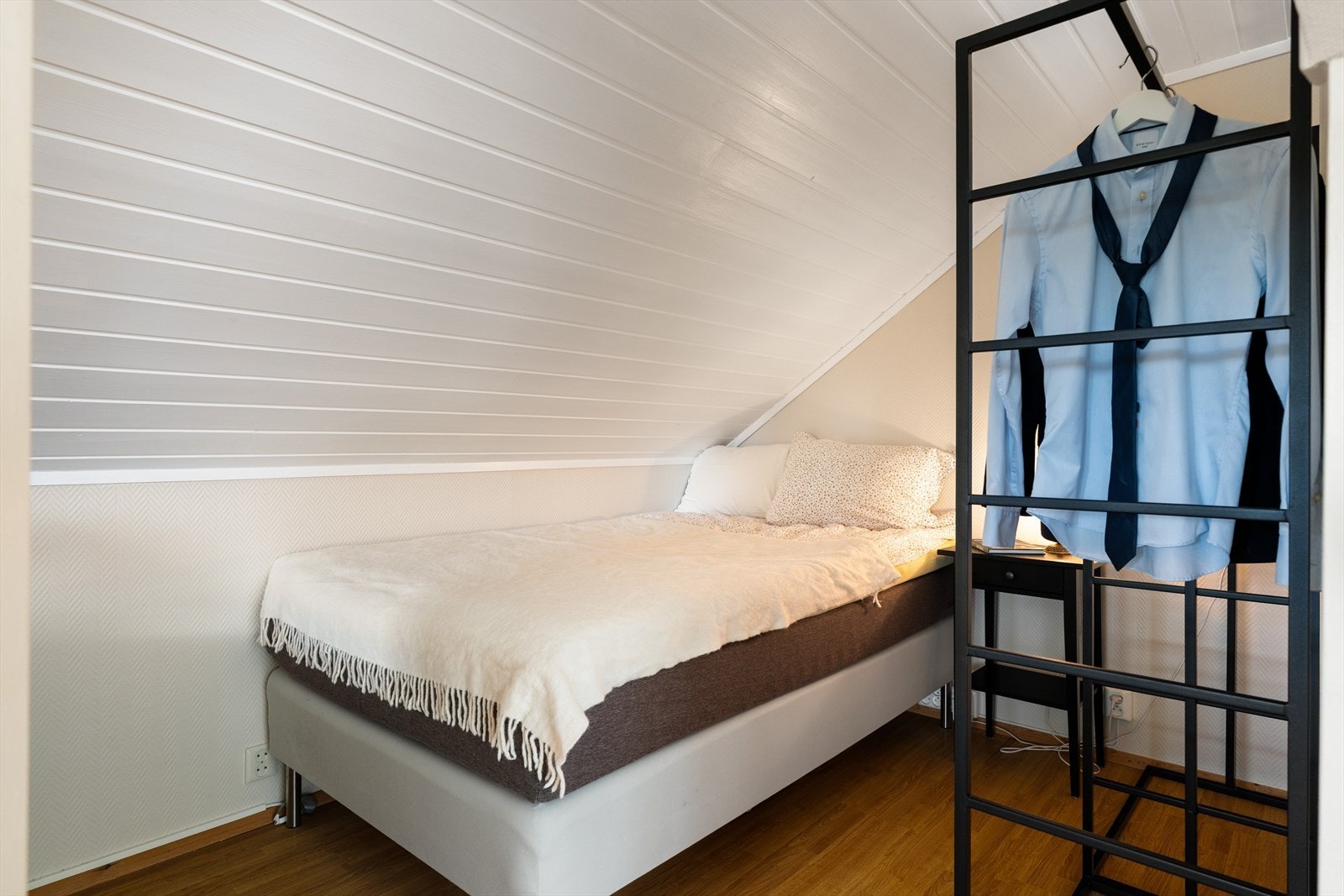Sovealkove delvis adskilt fra loftstuen. Galleribilde