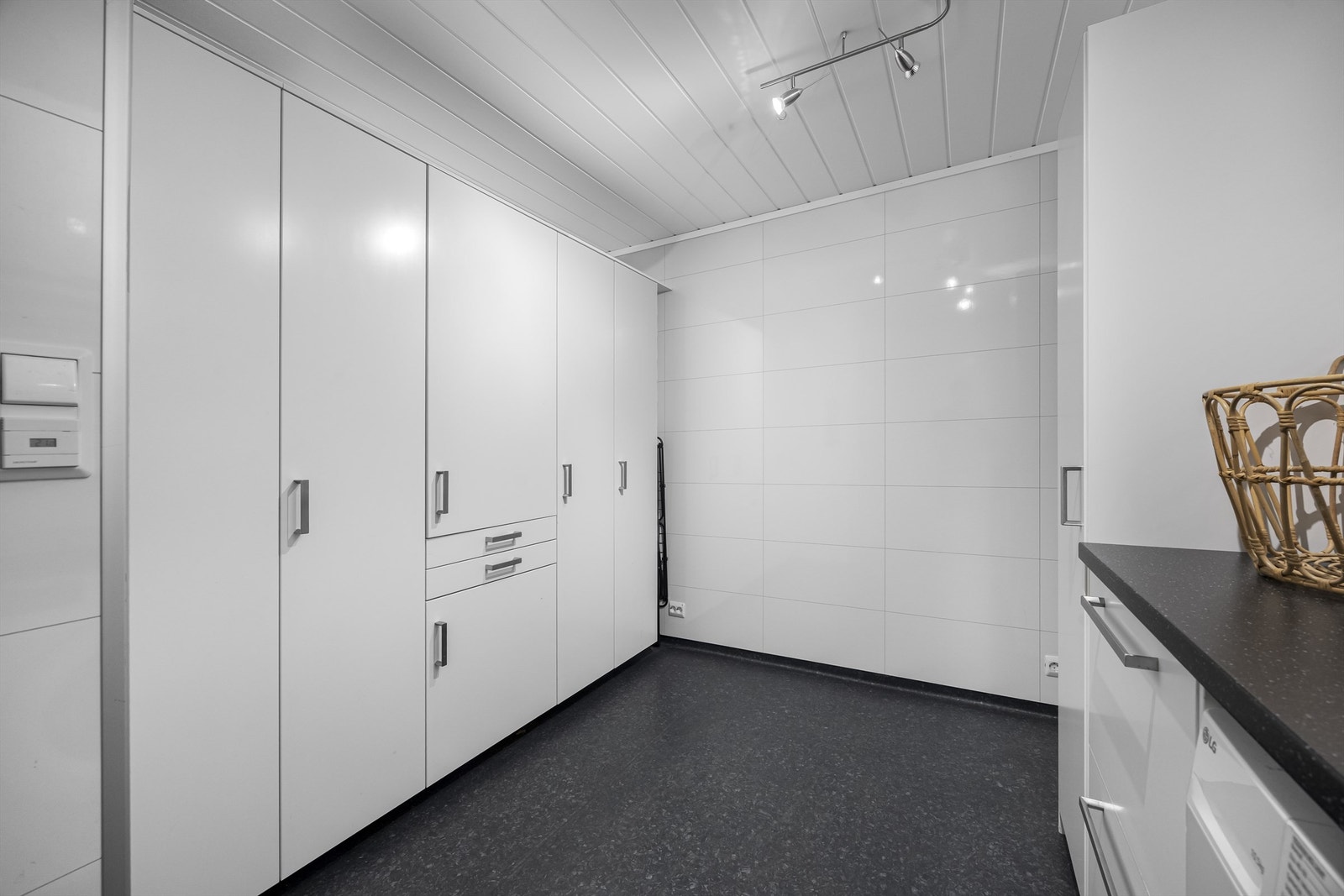 God skapplass på vaskerommet gir rikelig med lagringsmuligheter for en enklere hverdag. Galleribilde