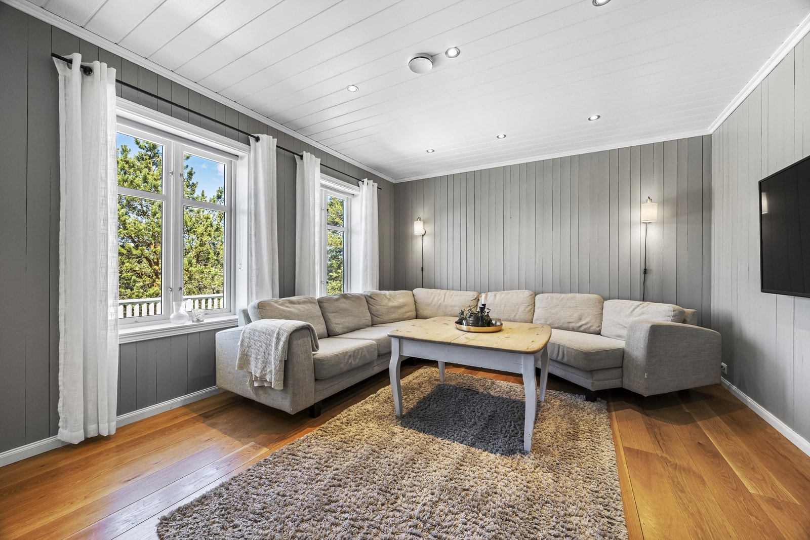 Stuen i hovedetasjen har gjennomgående parkett og plass til en stor sofagruppe. Galleribilde