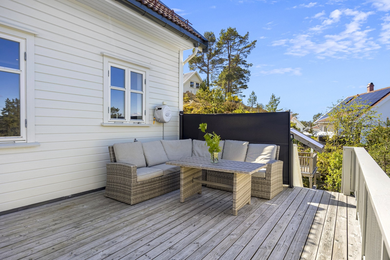 Terrassen er bygget i trekonstruksjoner med terrassebord og rekkverk i tre. Galleribilde