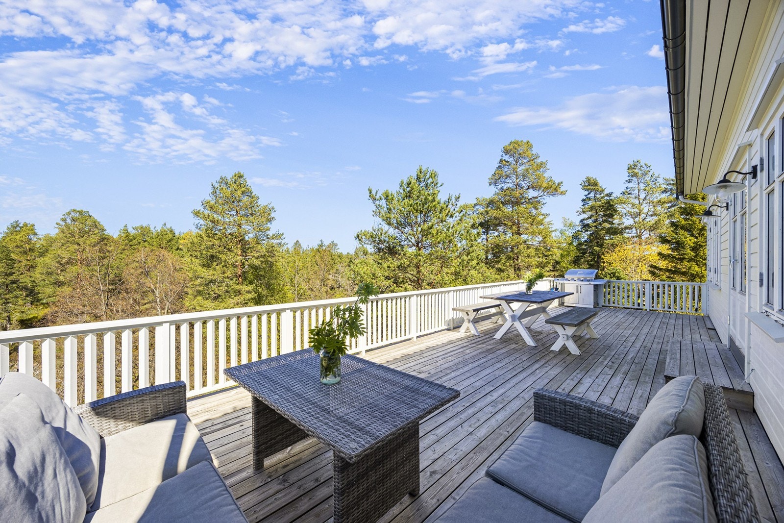 Fra stuen er det utgang til en terrasse på 47 m², med god plass til flere sittegrupper og fantastiske solforhold. Galleribilde