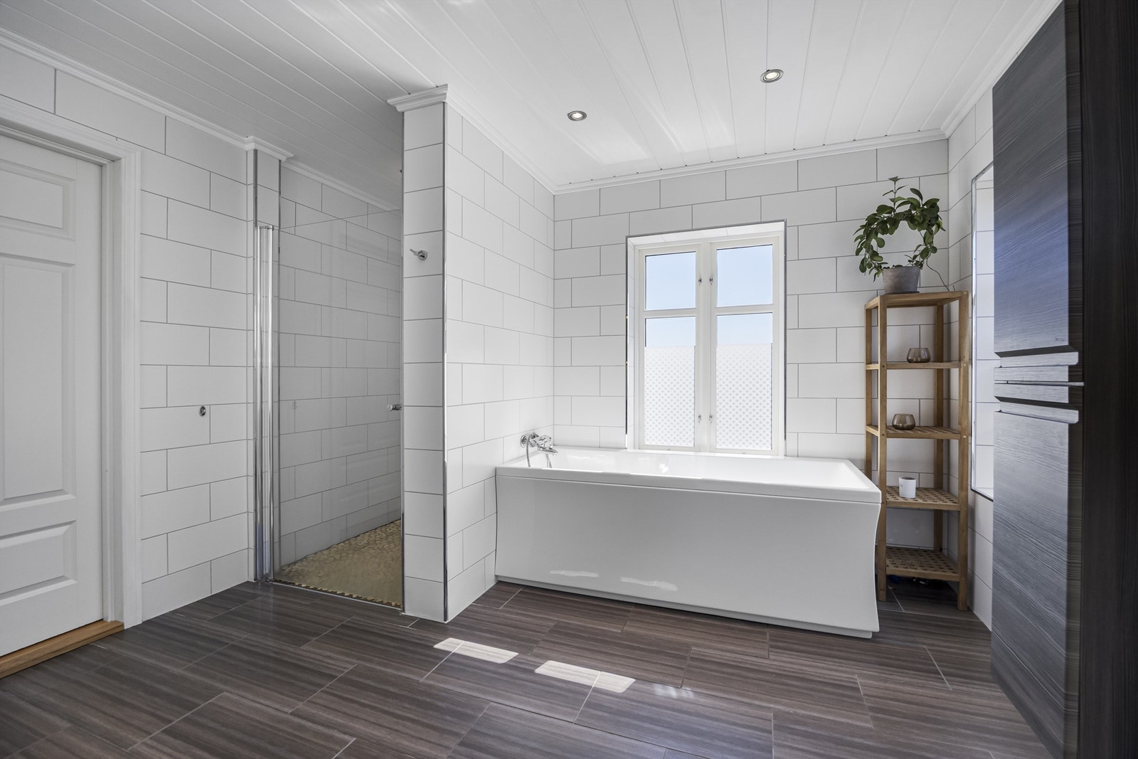 Badet er utstyrt med både dusjhjørne og et badekar for ekstra komfort. Galleribilde