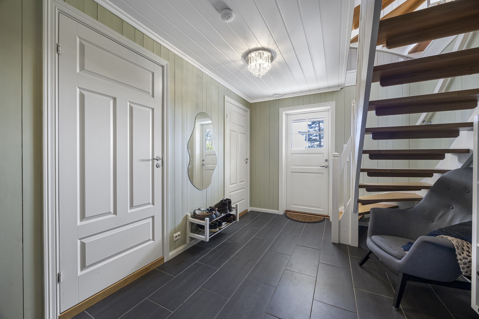 Fra inngangspartiet er det enkel tilgang til vaskerom, toalett og garasje. Galleribilde