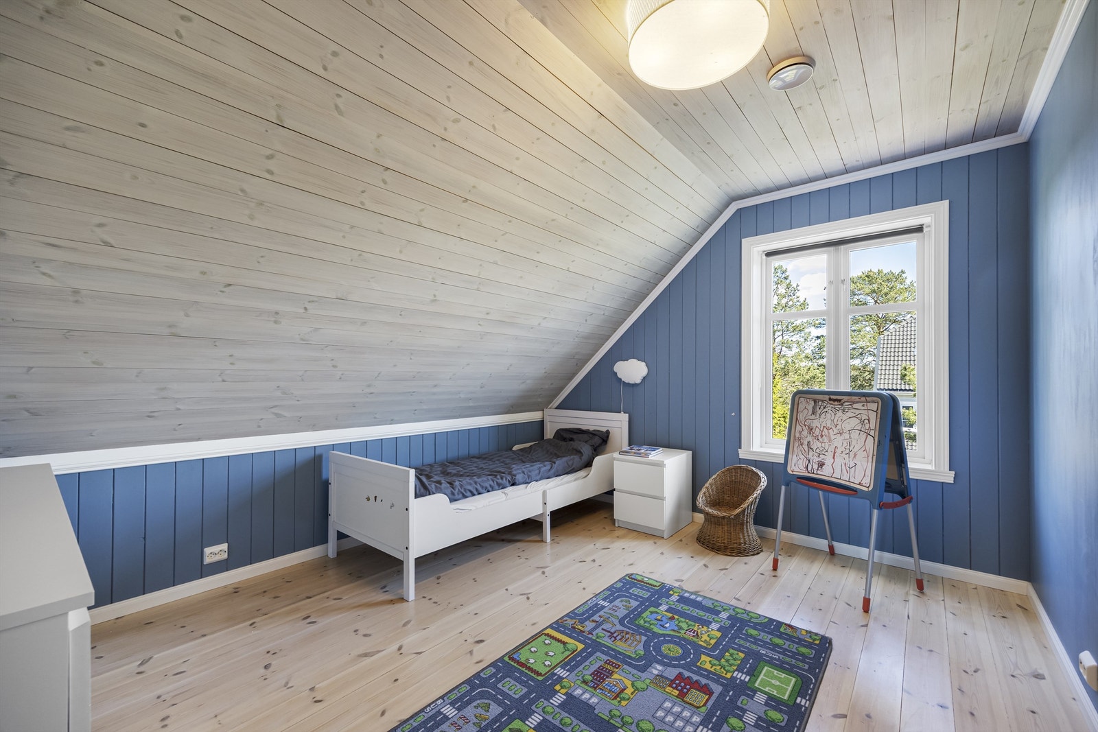 Et av de fire soverommene i loftsetasjen. Galleribilde