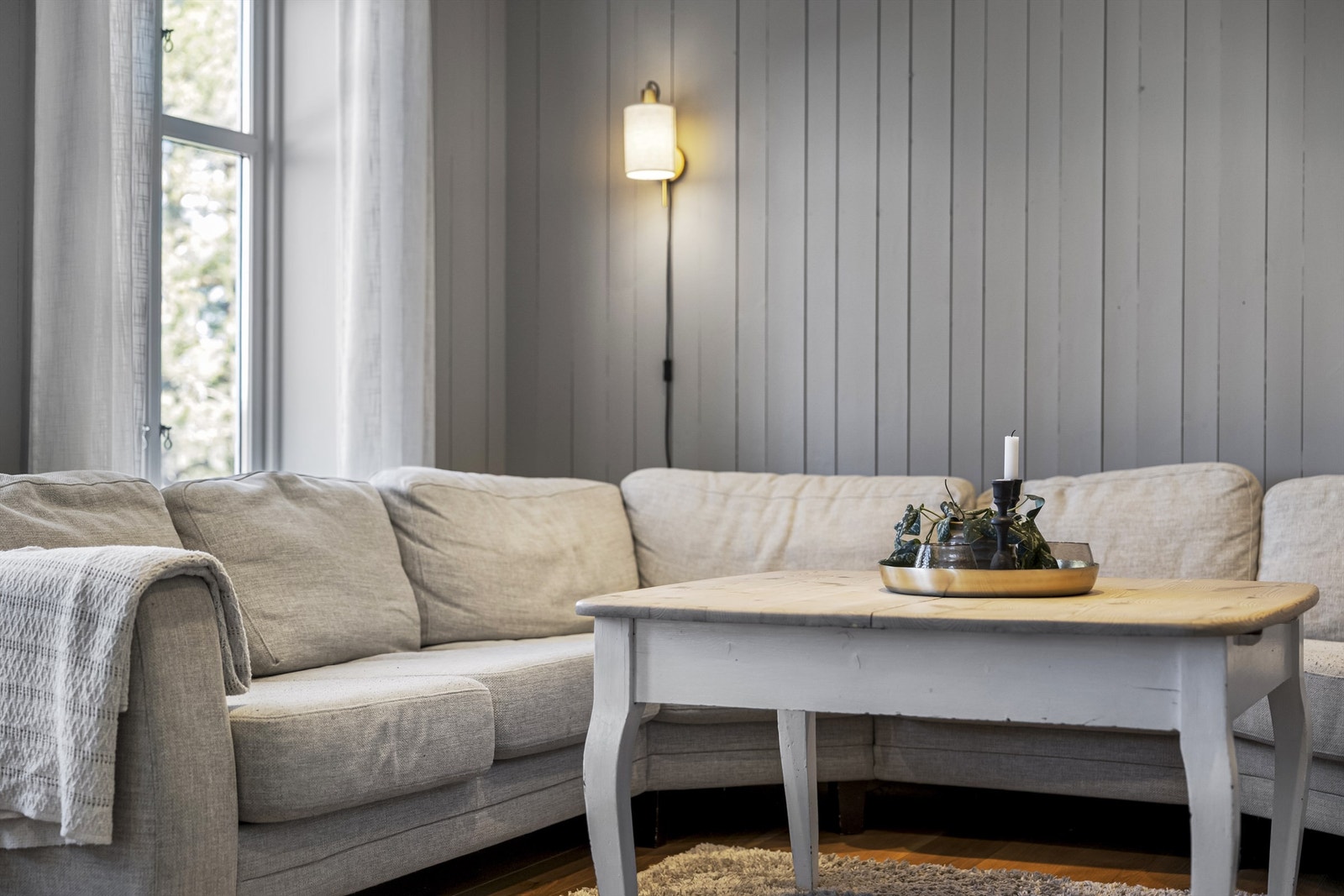 Vegger med malt panel og profilerte innerdører gir boligen en helhetlig stil. Galleribilde