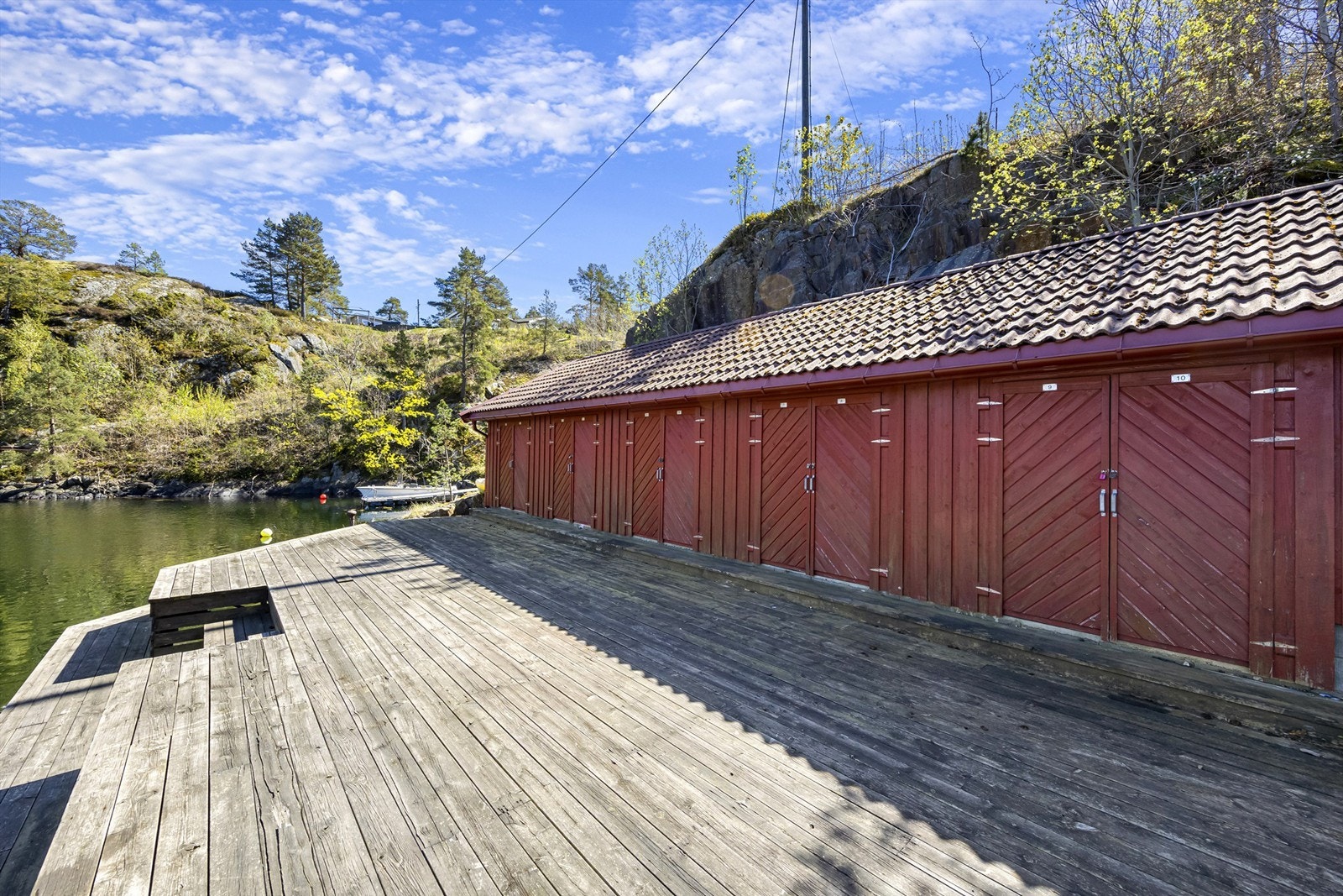 Til båtplassen hører også en egen bod for oppbevaring av båtutstyr. Bod og båtplass nummer 8. Galleribilde