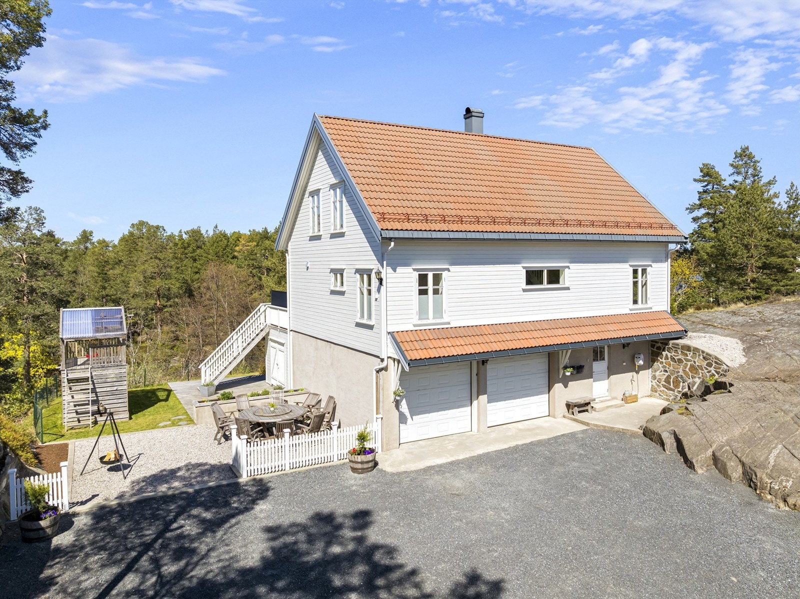 Eiendommen har totalt 112 m² med solrike terrasser, samt en dobbelgarasje i underetasjen med installert elbillader. Galleribilde