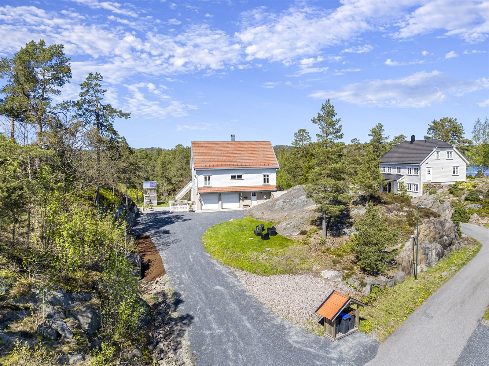 Eiendommen ligger tilbaketrukket på en stor, svakt skrånende tomt med gode solforhold. Galleribilde