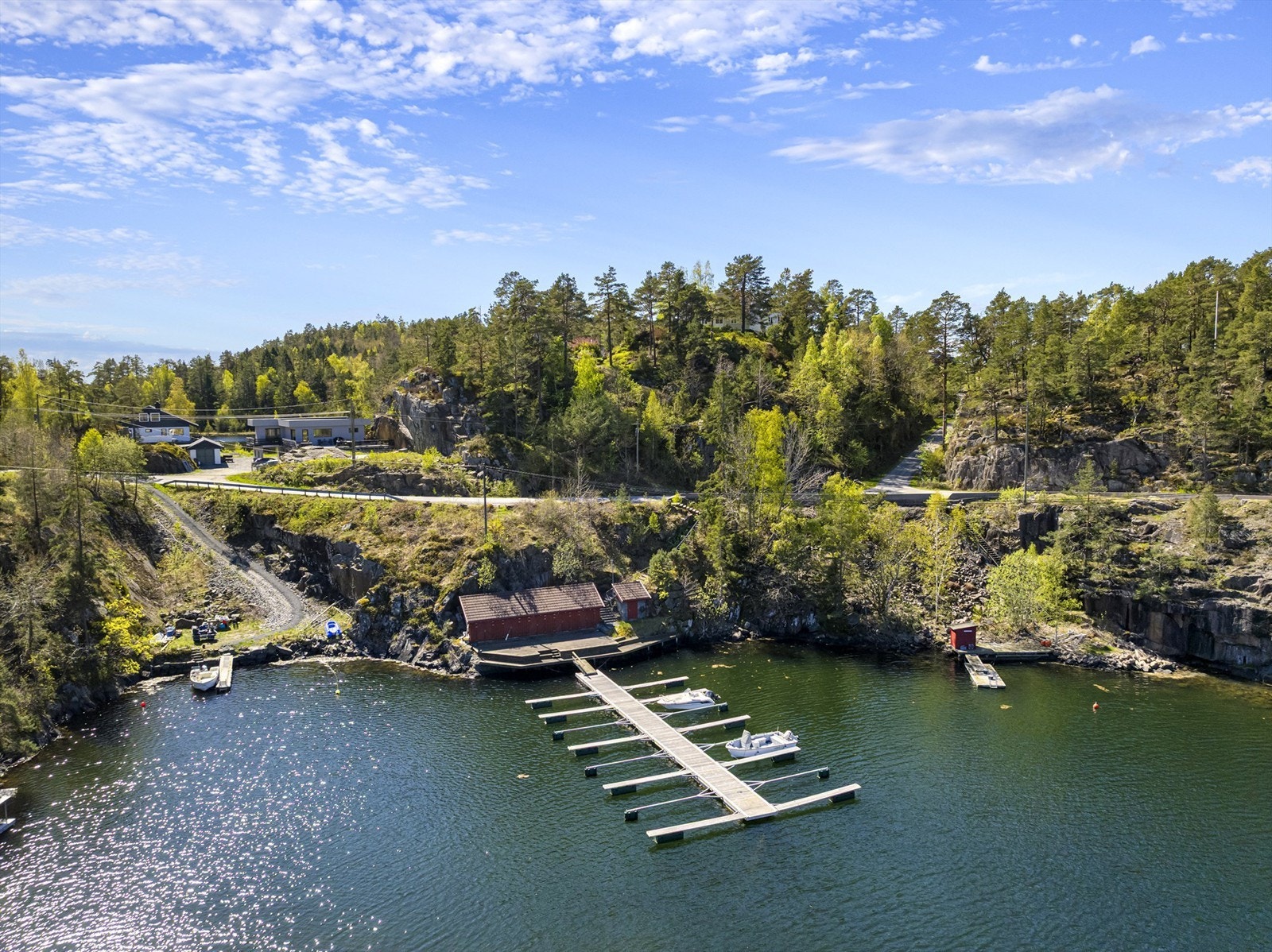 Det er kort vei til offentlig badestrand og populære turstier som Borøya kyststi. Bryggeanlegget ble fornyet for ett par år siden. Galleribilde