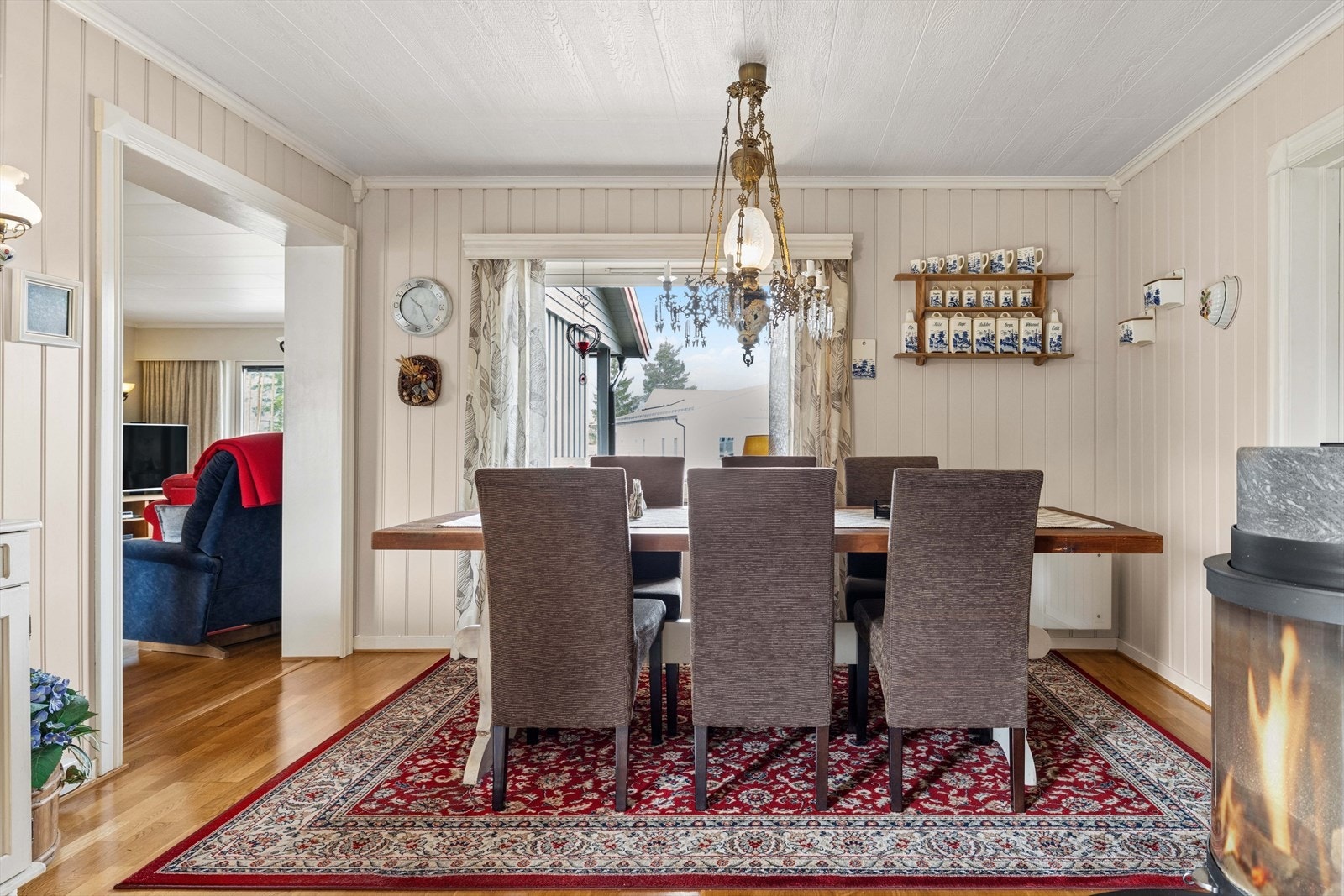 God plass til spisebord for familie og gjester. Galleribilde