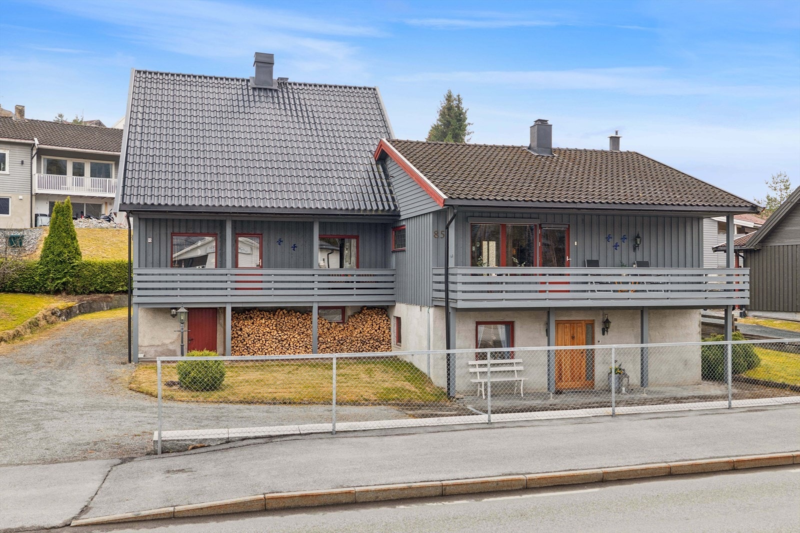 Eiendommen har garasje, uthus/anneks og flere praktiske utearealer. Galleribilde
