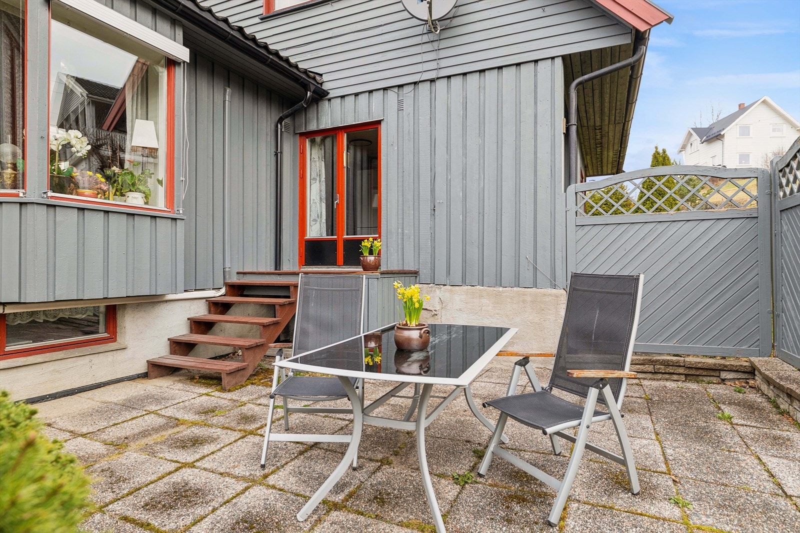 Steinbelagt terrasse gir en anvendelig oppholdssone. Galleribilde