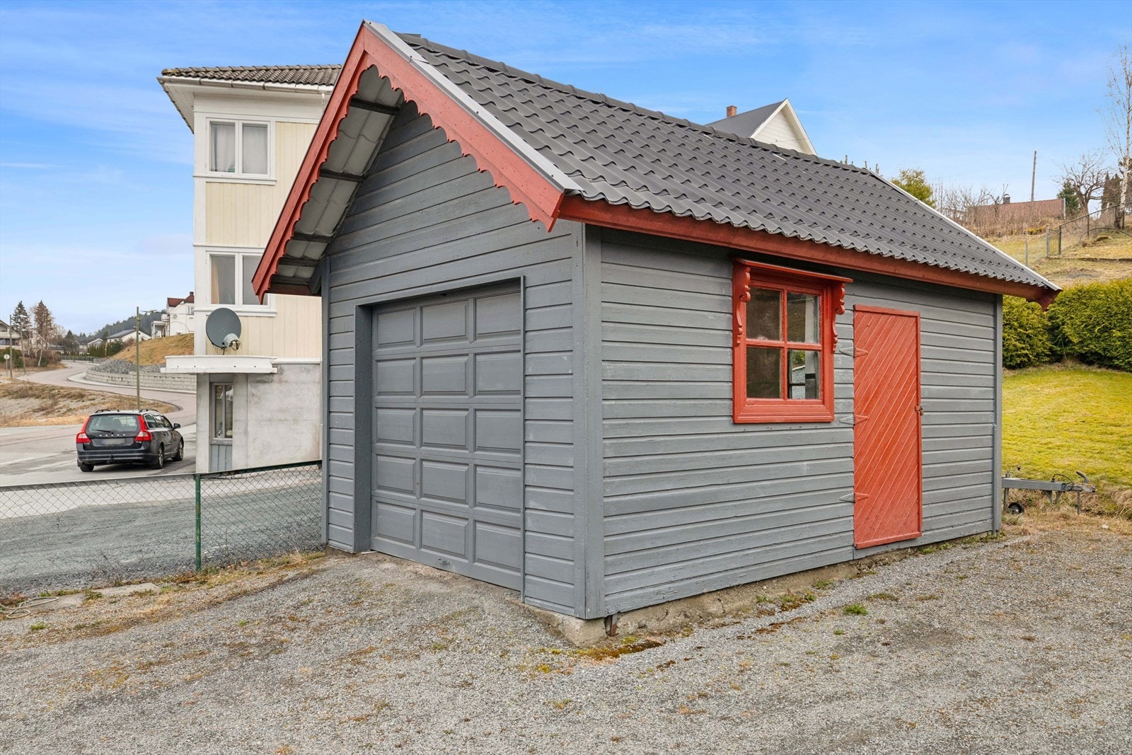Garasje gir praktisk parkering og lagringsplass. Galleribilde