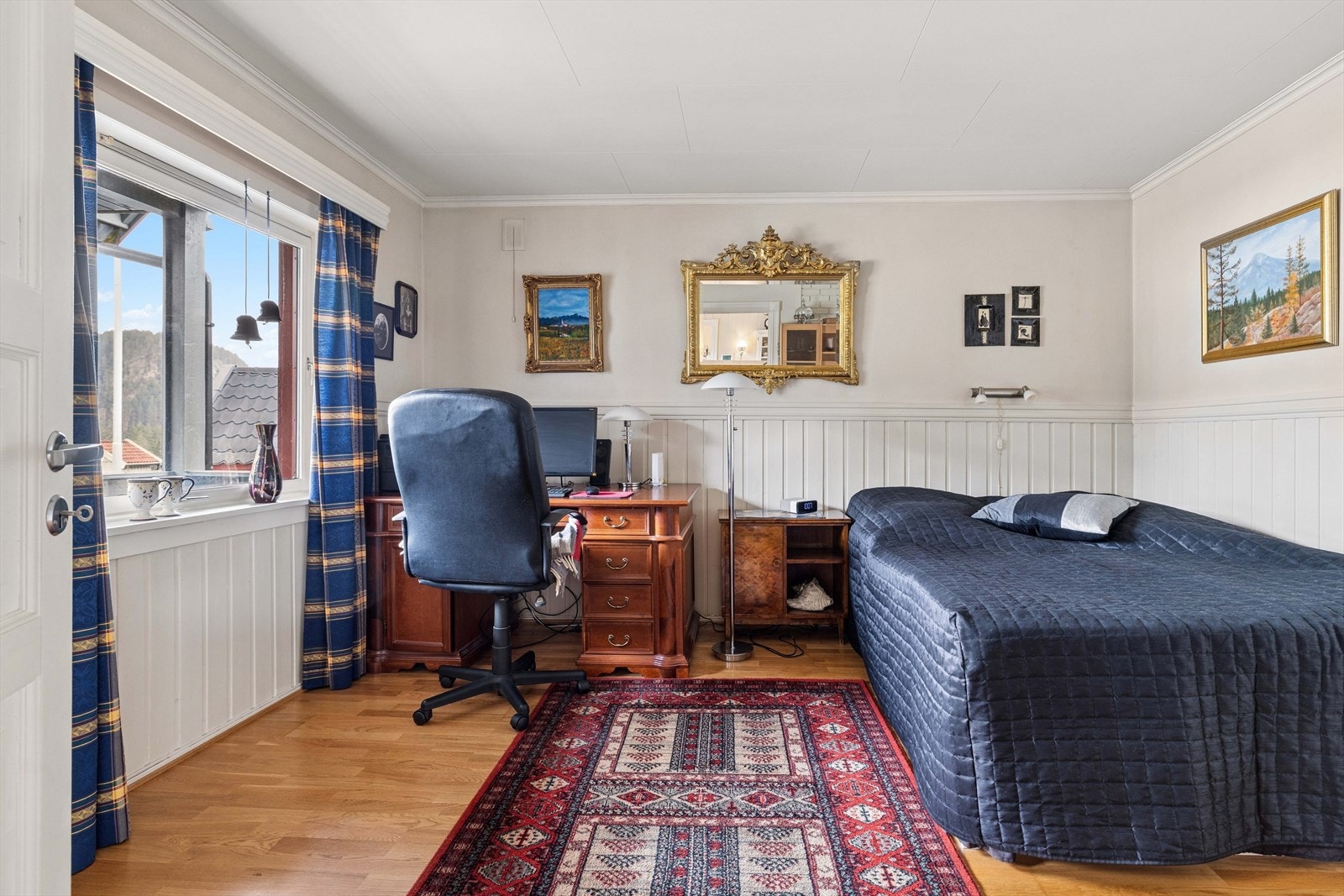 Gang innredet som med dobbetseng og skrivepult. Galleribilde