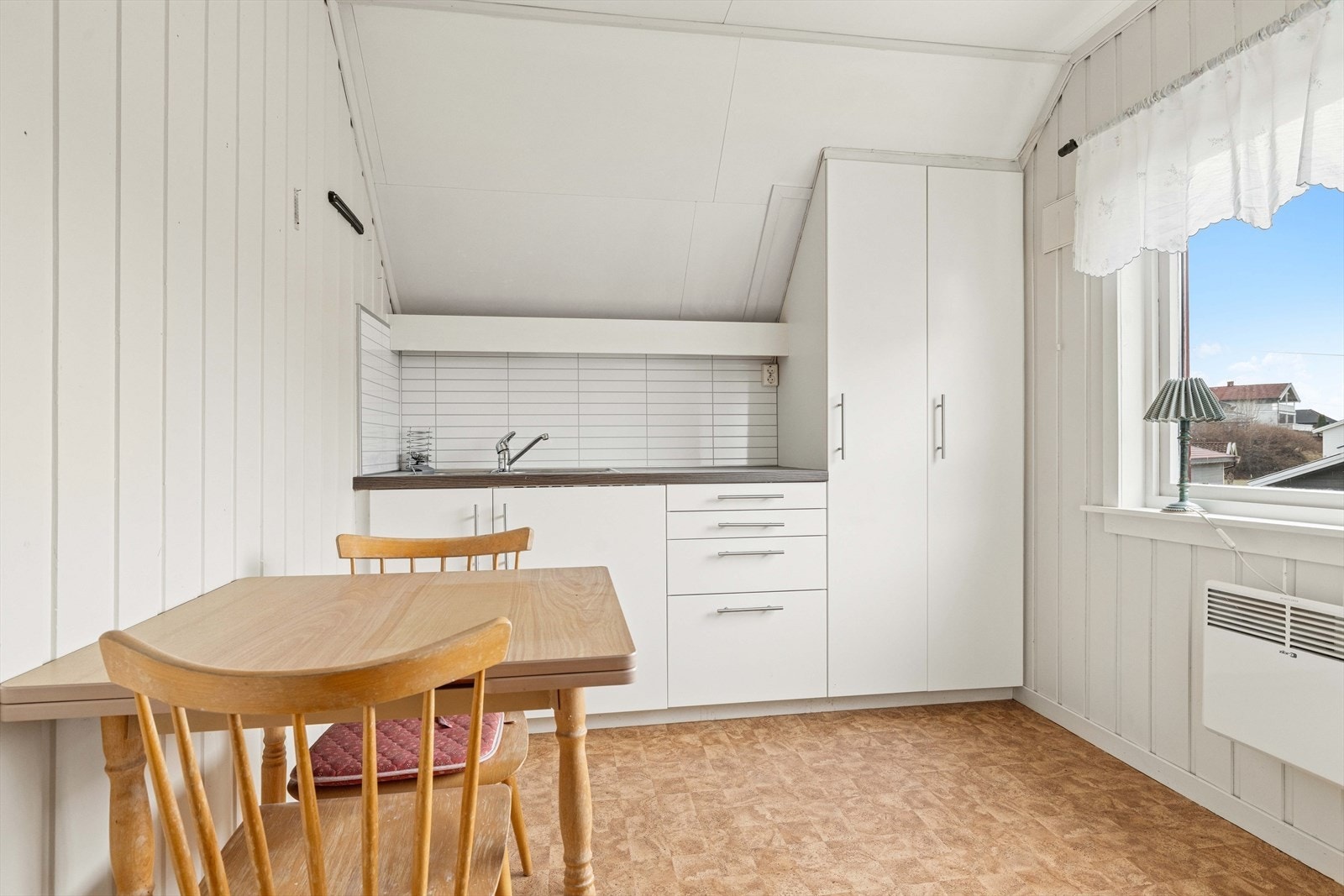 Loftskjøkken med glatte fronter og laminat benkeplate. Galleribilde